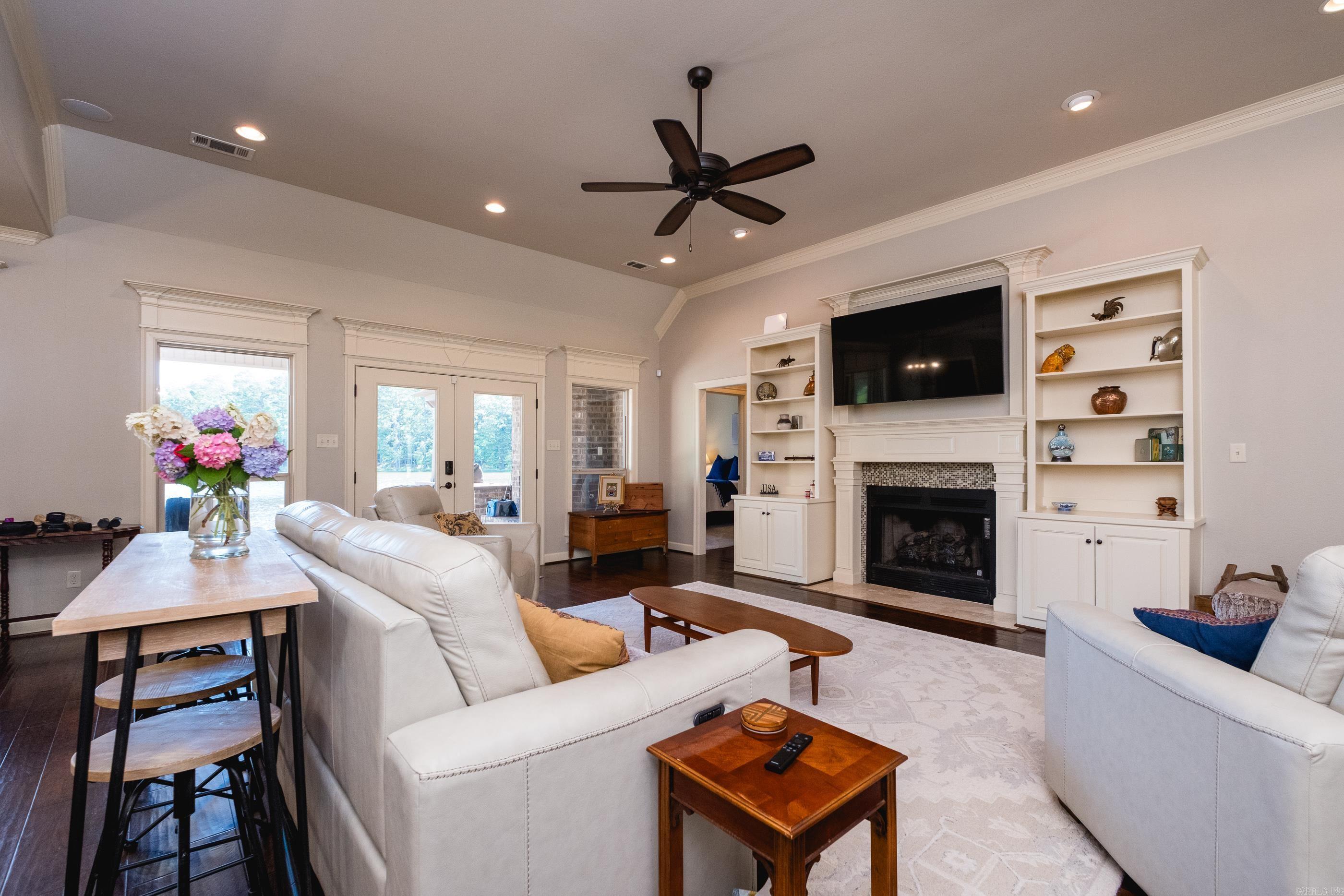 SIENNA LAKE - Residential