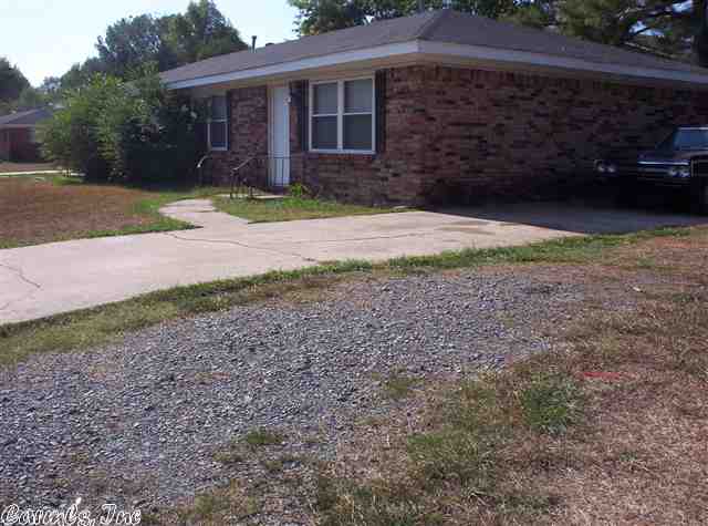 Close to UCA nice 2 bed 1 bath approximately 900 sq.ft. each side New heat and air in 2008 in 1612 side new air in 2012 in 1614 side . rent 500 eash .side great income property . washer , dryer, range, and refrigerators furnished. renters maintain yard landlord furnishes mower.