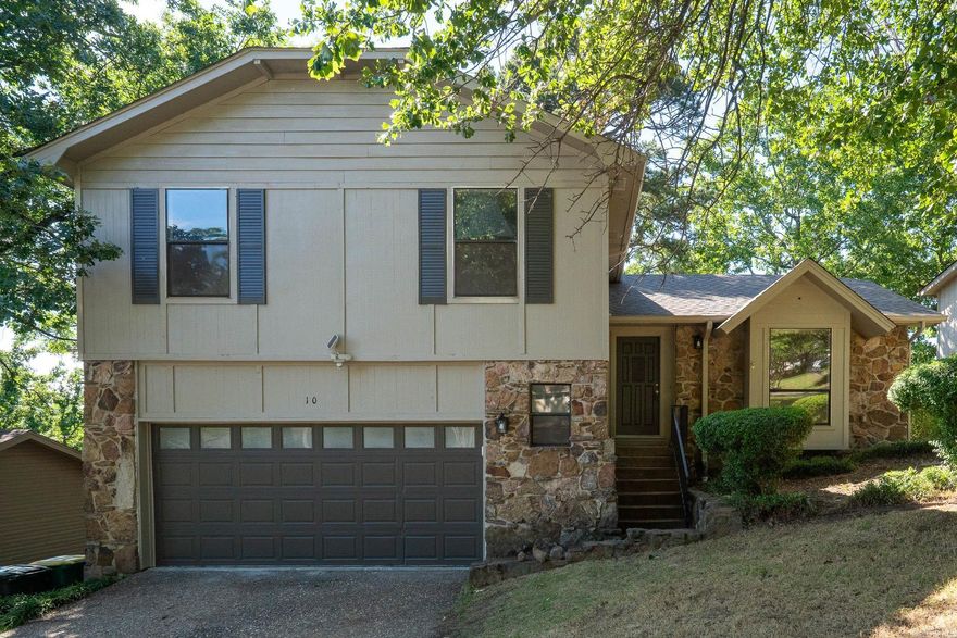 FANTASTIC 4 BED 2.5 BATH HOME. THIS HOME FEATURES FRESH PAINT, NEW LVT, STAINLESS APPLIANCES, NEW ROOF, AND MUCH MORE. SUPER CLEAN AND MOVE IN READY.