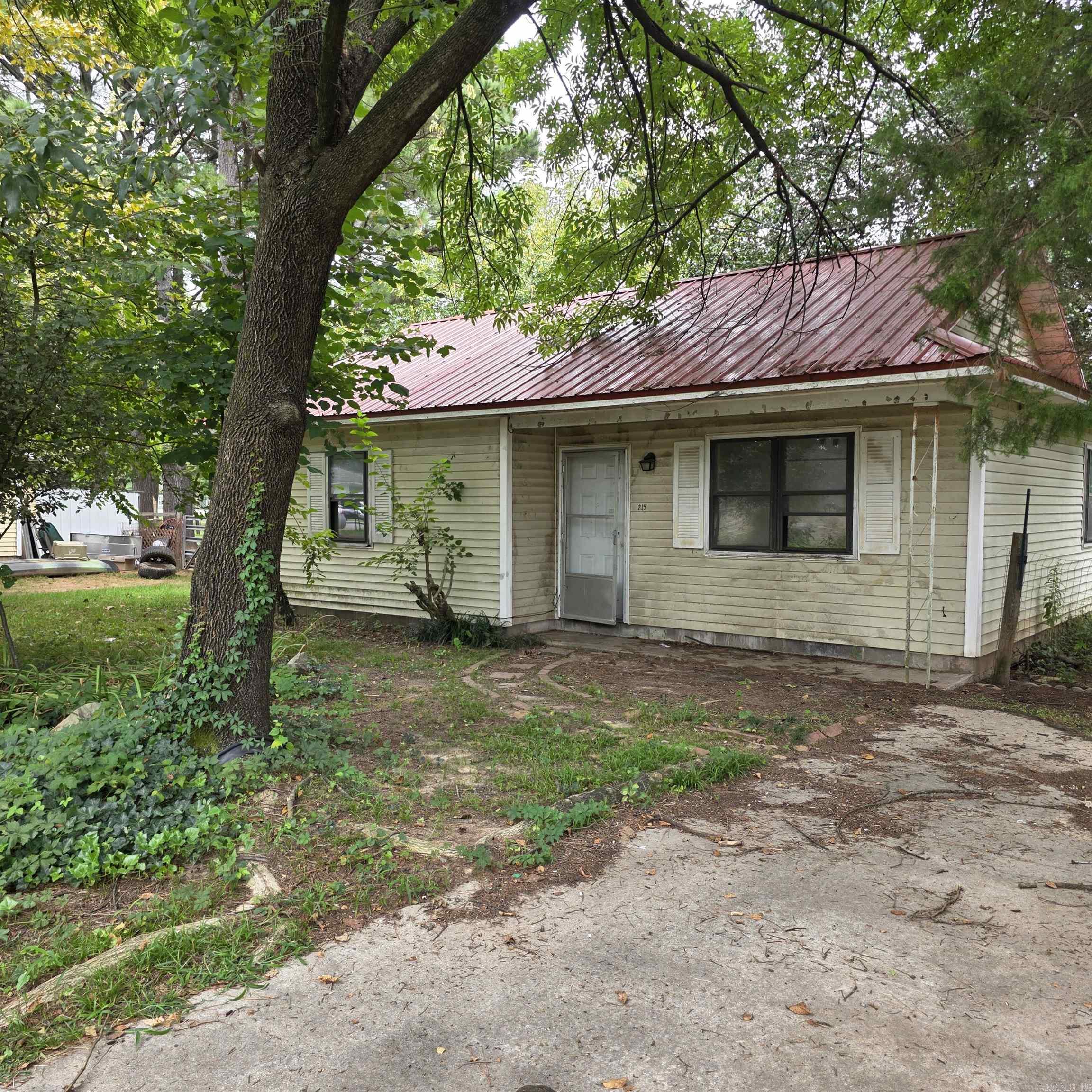 2-bedroom, 1-bath home on a slab, conveniently located within walking distance of Dardanelle Schools, restaurants, Dardanelle Regional Hospital, River Valley Medical Clinic, Tyson, and Walmart Supercenter. Laundry area just off kitchen. Excellent rental potential or a possible starter home. All bids and offers must be submitted through Hubzu.com. Offers received through other means will not be accepted.