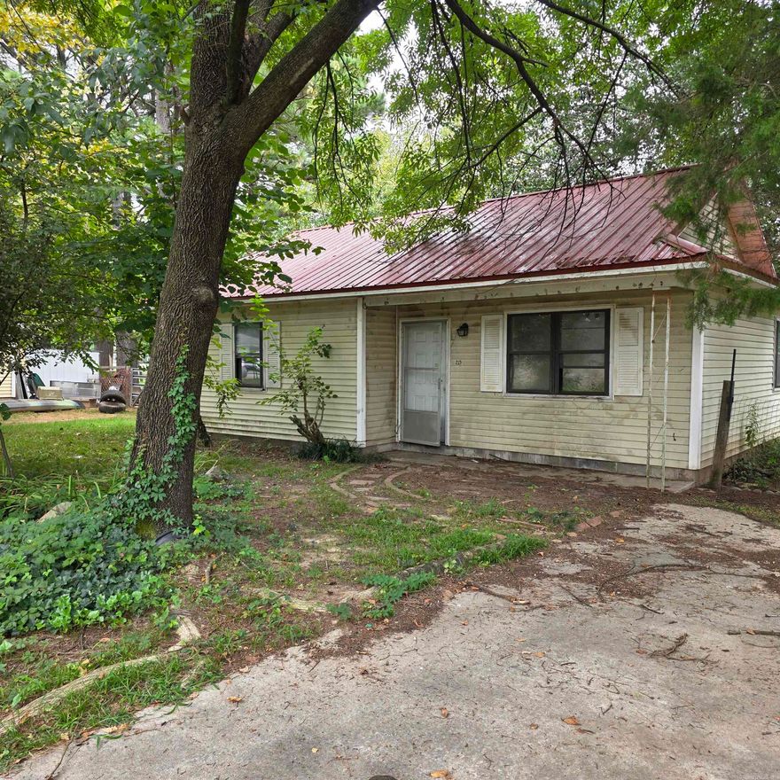 2-bedroom, 1-bath home on a slab, conveniently located within walking distance of Dardanelle Schools, restaurants, Dardanelle Regional Hospital, River Valley Medical Clinic, Tyson, and Walmart Supercenter. Laundry area just off kitchen. Excellent rental potential or a possible starter home. All bids and offers must be submitted through Hubzu.com. Offers received through other means will not be accepted.