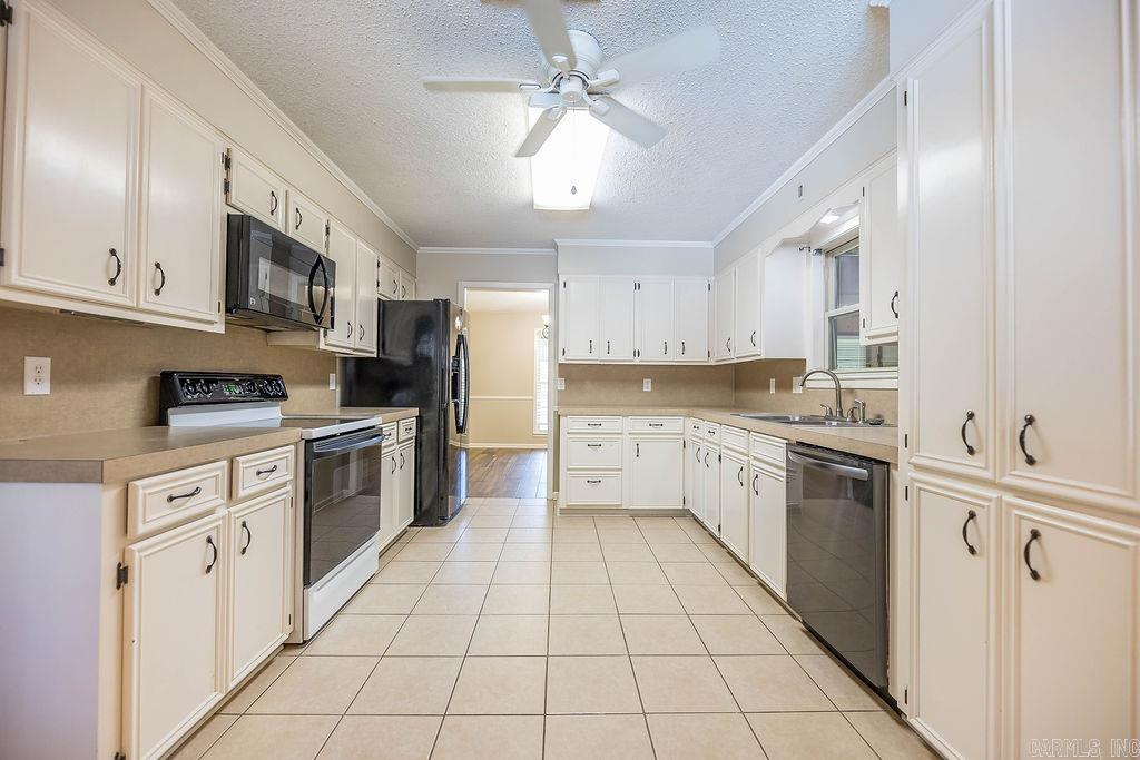 WOODLAND HILLS - Residential