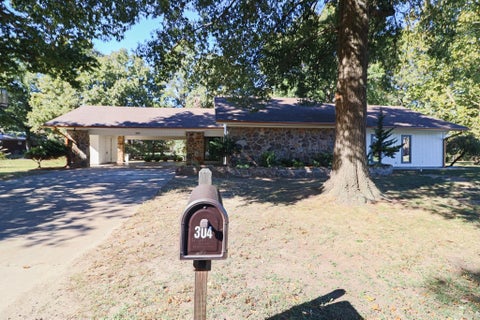 Photo of 304 Westwood Circle, Walnut Ridge, AR 72476 (MLS # 26042232)
