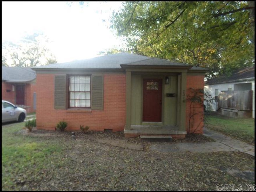 *LITTLE ROCK* CHARMING DUPLEX NEAR DOWNTOWN IN RAPLEY ESTATES NEIGHBORHOOD!! This 2 Bedroom And 1 Bath Front Unit Features Almost 800 Square Feet Of Living Space! Gas Range, Refrigerator, And Dishwasher Provided In Kitchen! Washer & Dryer Hookups! On-Street And Off-Street Parking Available! PET FRIENDLY!! AVAILABLE NOW!!!