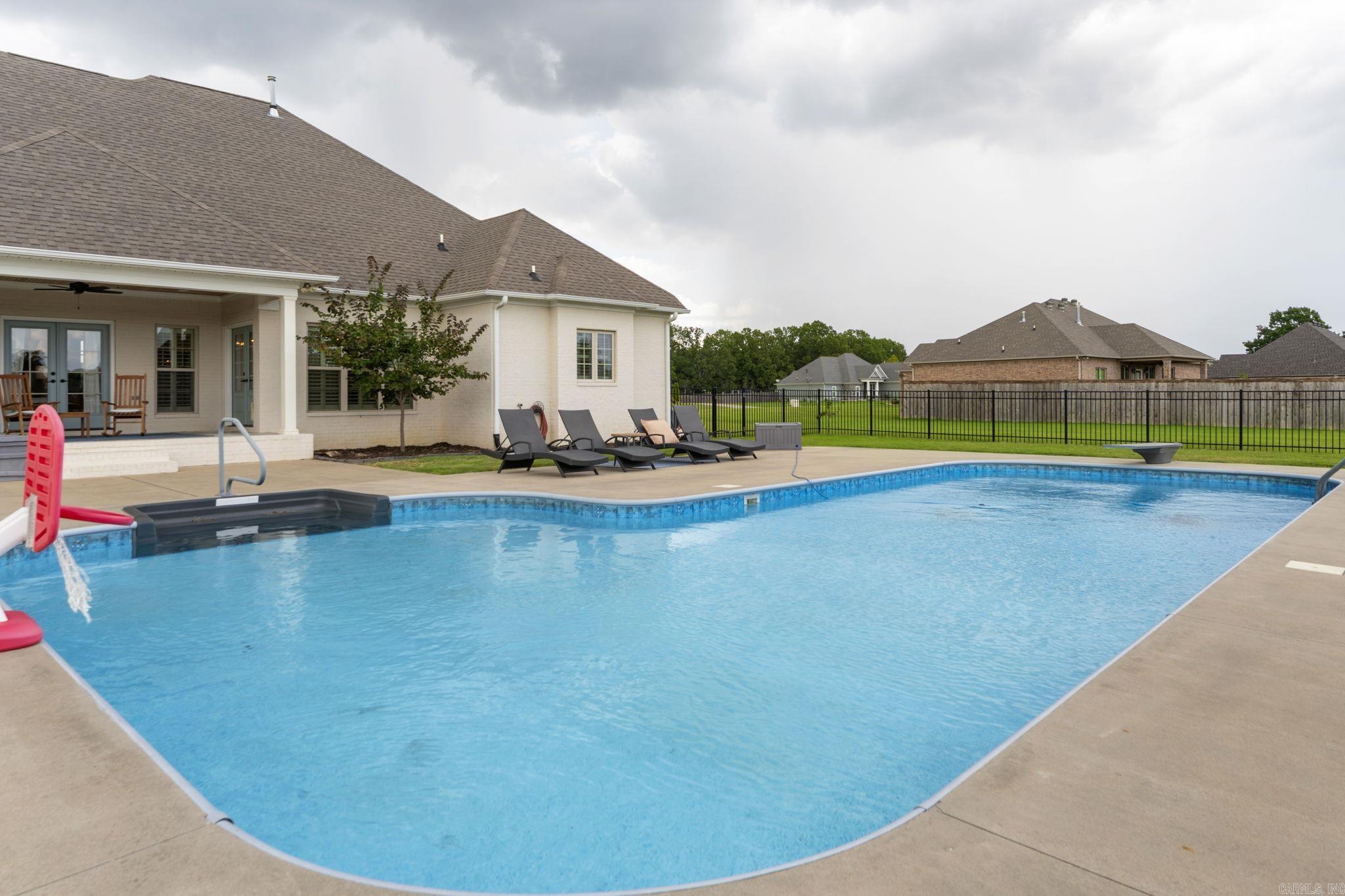 SADDLE CREEK - Residential