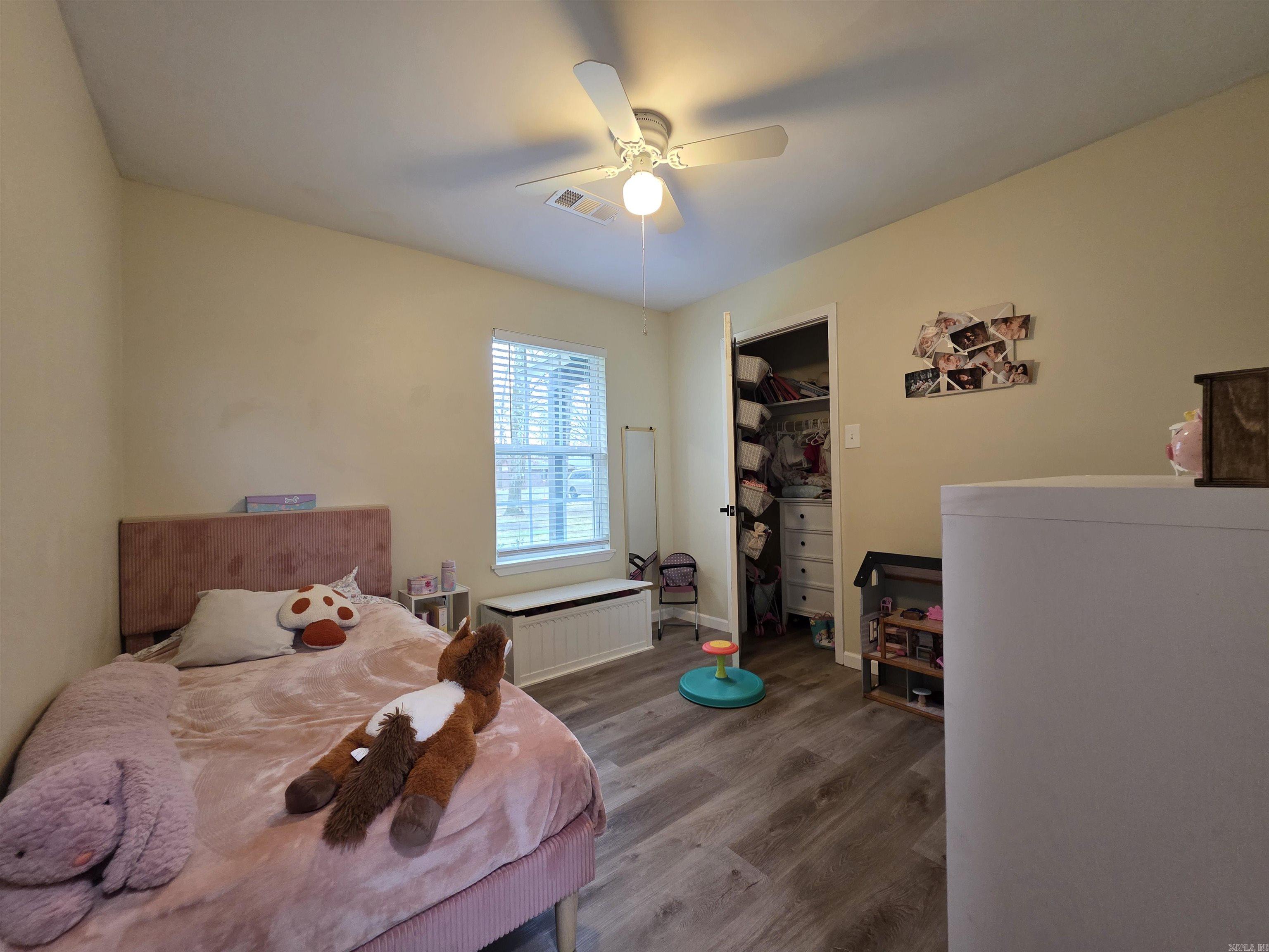 LEISURE VALLEY OAKS - Residential