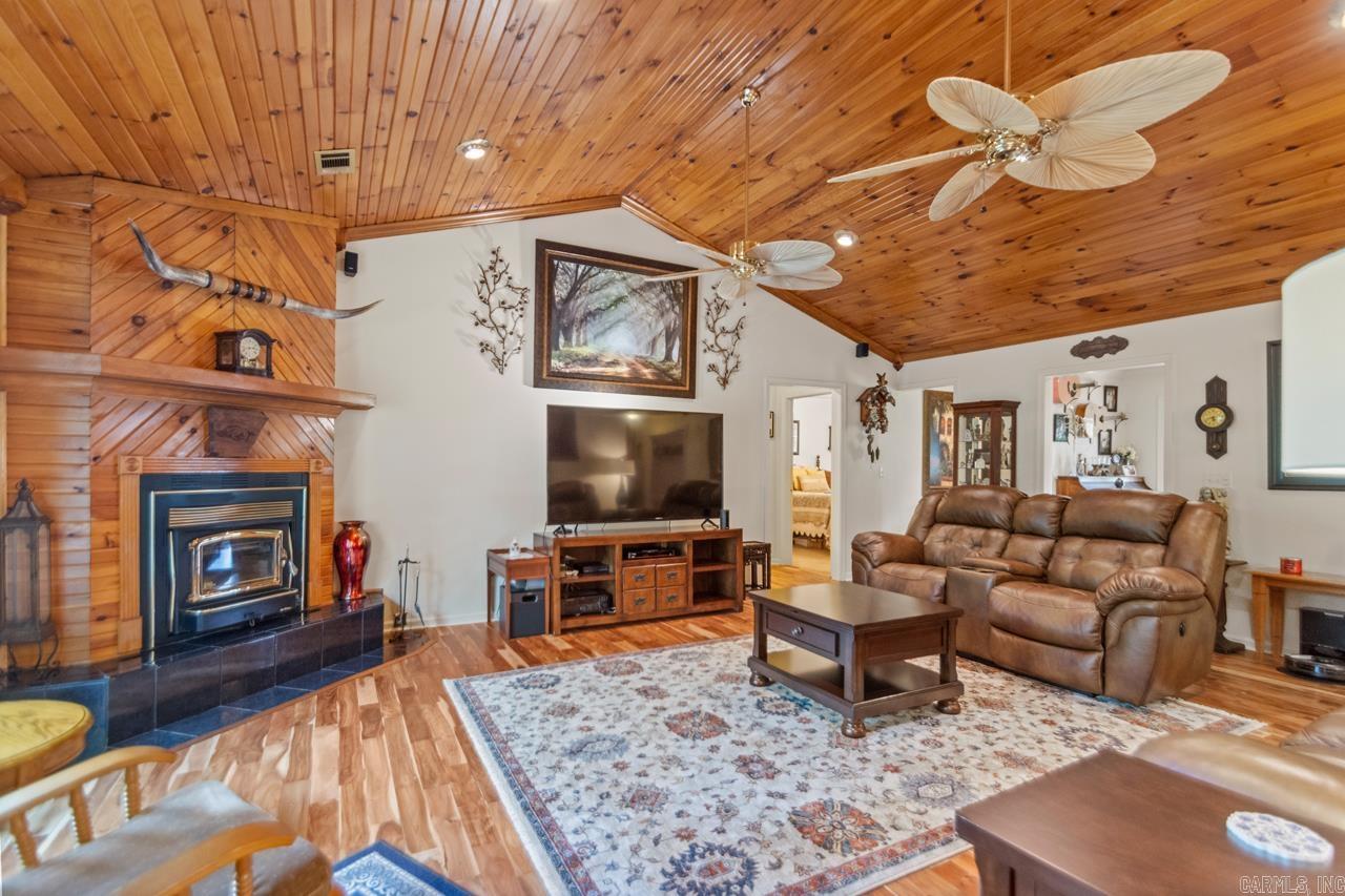 PEBBLE LAKE - Residential