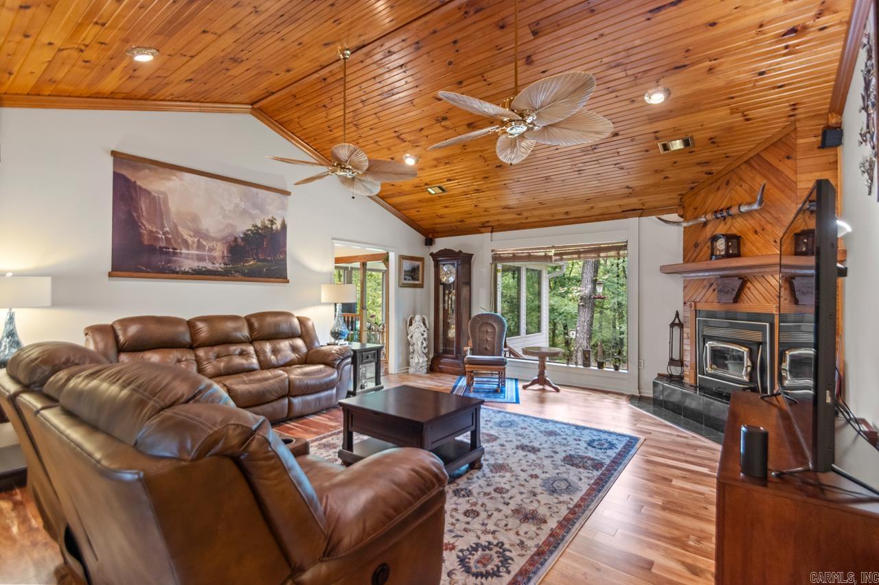 PEBBLE LAKE - Residential