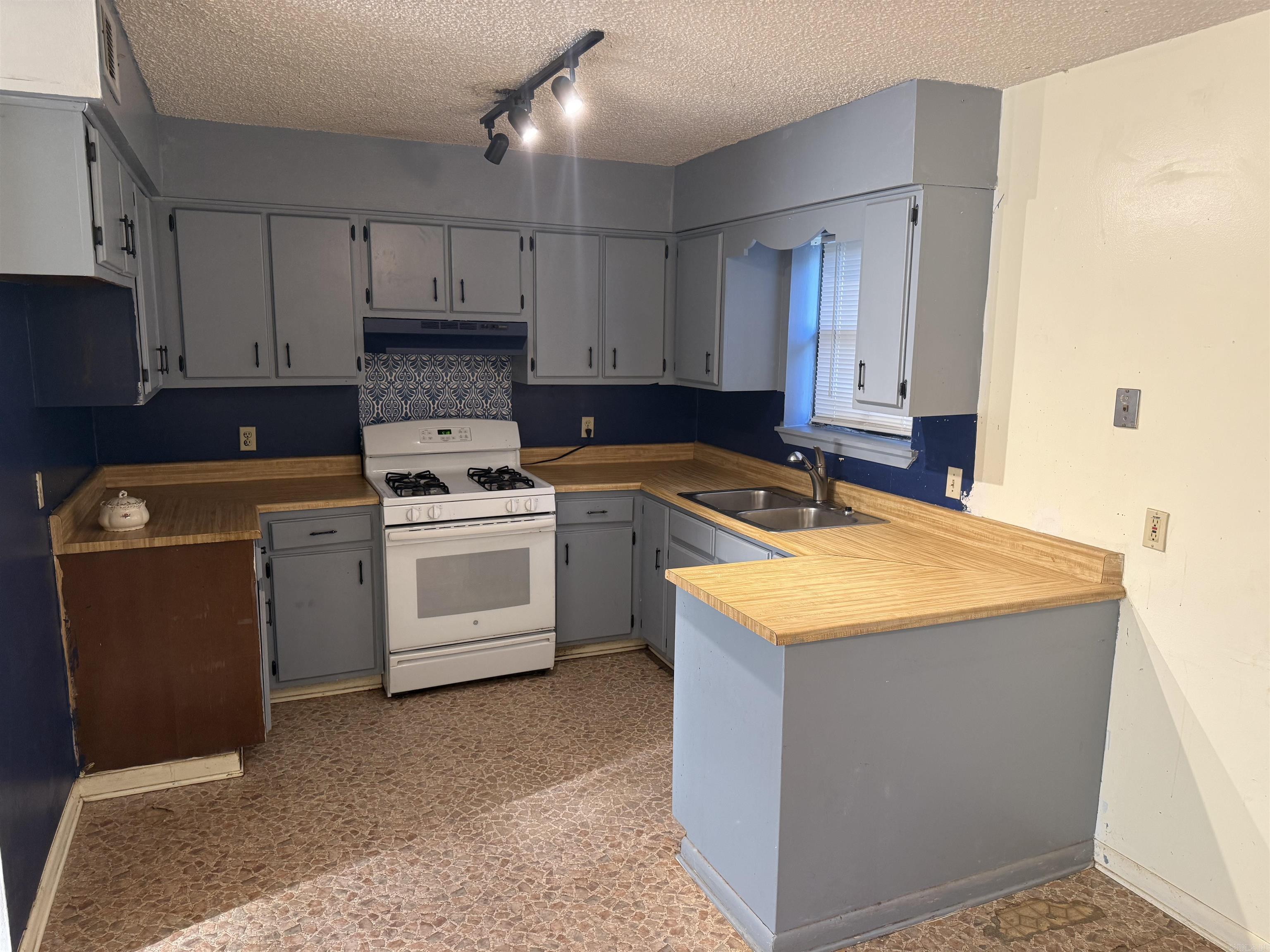 WOODLAND ACRES - Residential