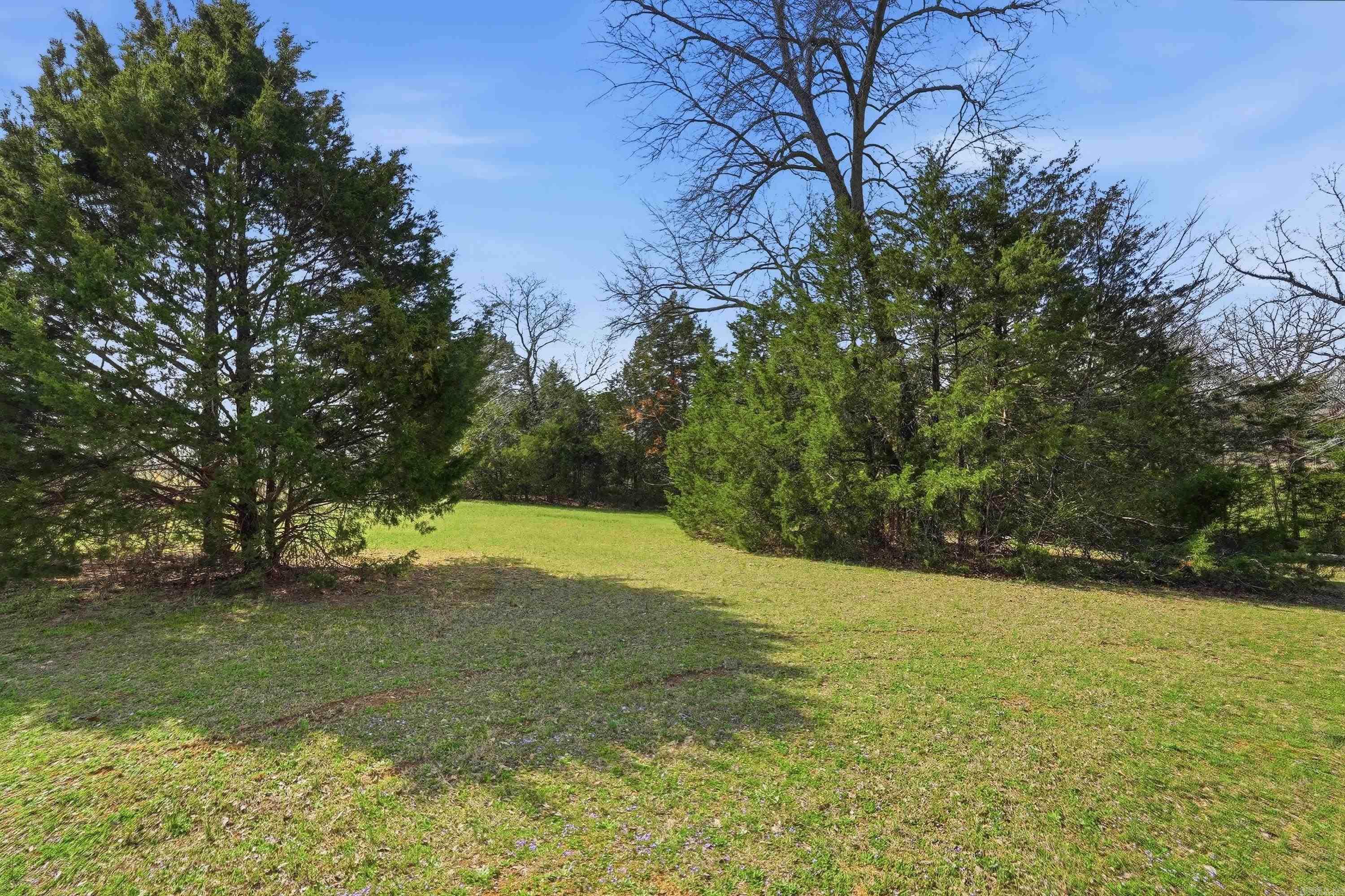 SOUTHERN MANOR - Land