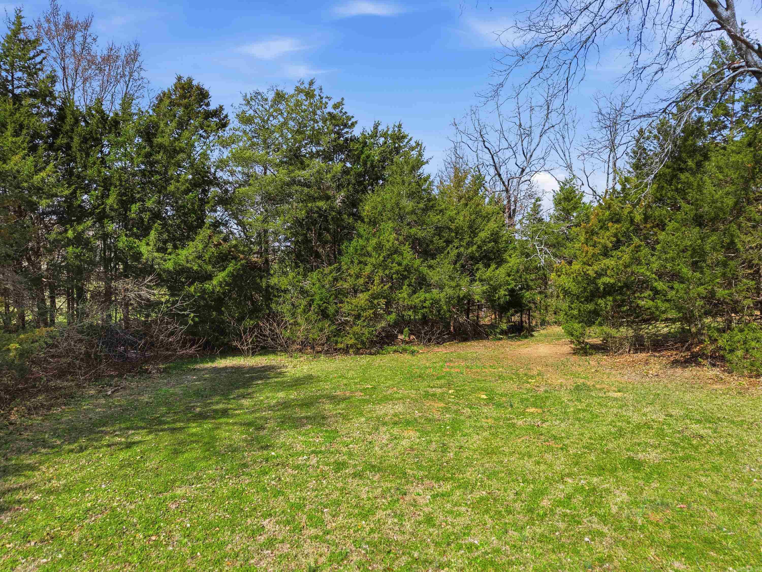 SOUTHERN MANOR - Land