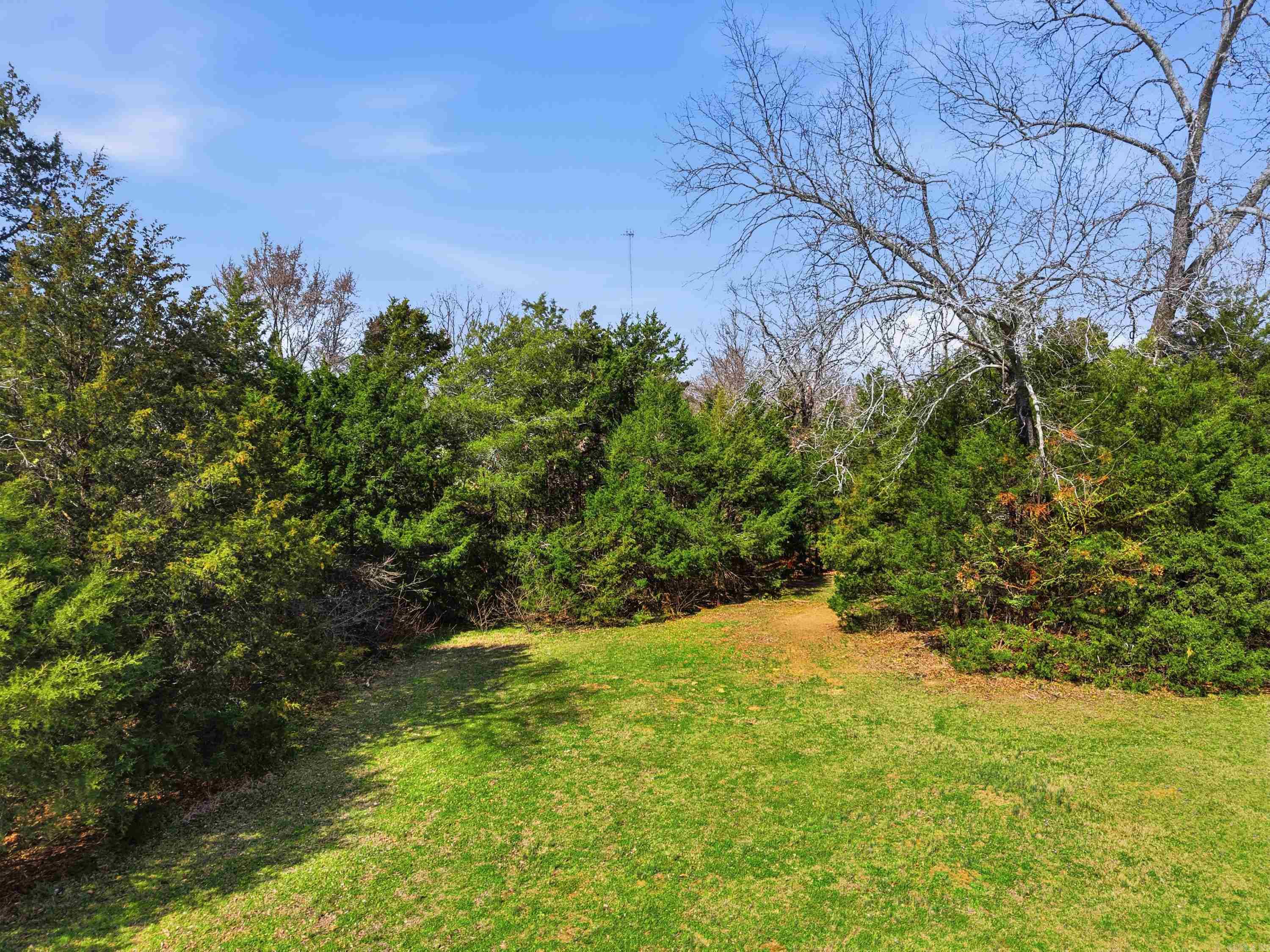 SOUTHERN MANOR - Land