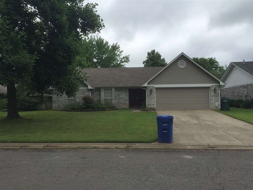 Great home in Cobblestone in west Conway.  Split floor plan. Great location and close to schools.