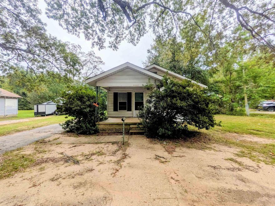 Enjoy this 3BR/1BA home with large rooms. The backyard is large, ideal for gardening, play, or relaxing. A great opportunity for first-time buyers or investors.