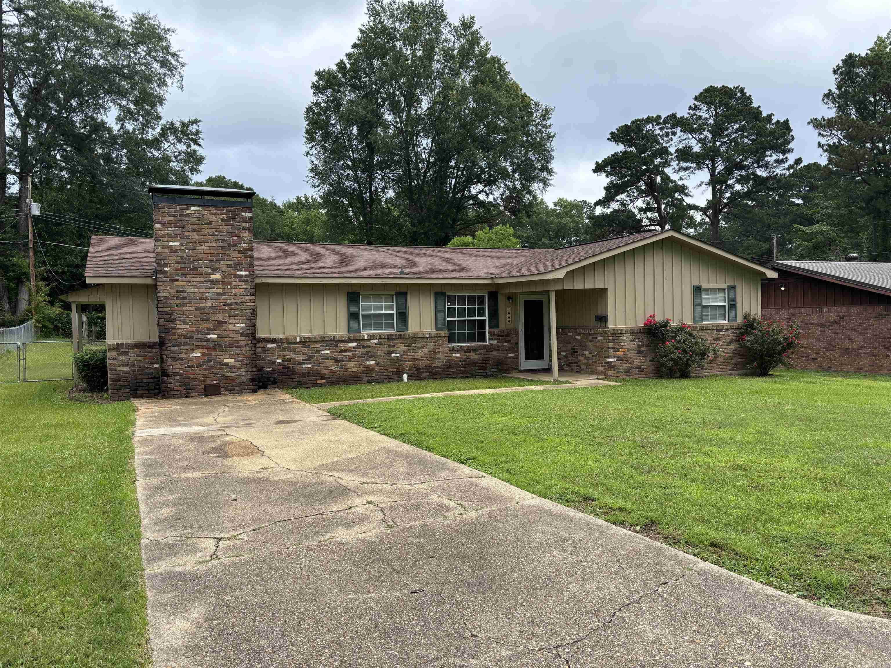 A lovely home featuring a family room a fireplace, perfect for unwinding after work. The kitchen boasts an excellent layout, ideal for both cooking and entertaining. Conveniently located near shopping, and medical offices.