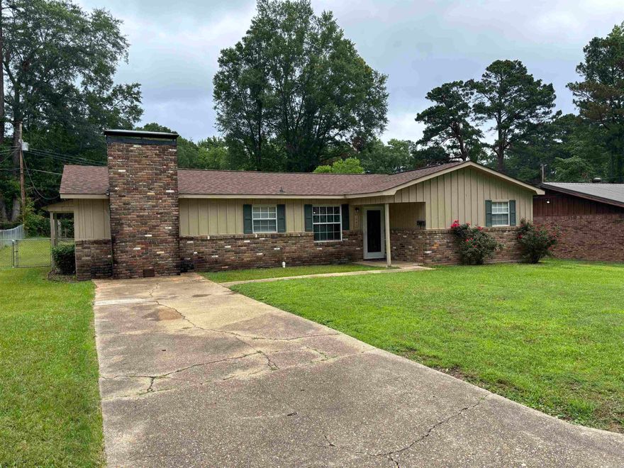 A lovely home featuring a family room a fireplace, perfect for unwinding after work. The kitchen boasts an excellent layout, ideal for both cooking and entertaining. Conveniently located near shopping, and medical offices.