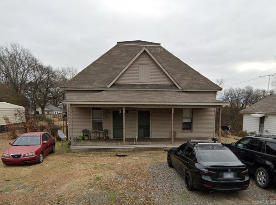 Investment opportunity in Arkadelphia - 1 Bedroom 1 Bath duplex with long term tenants.  Located near Downtown Arkadelphia, Henderson State University, & Ouachita Baptist University.
