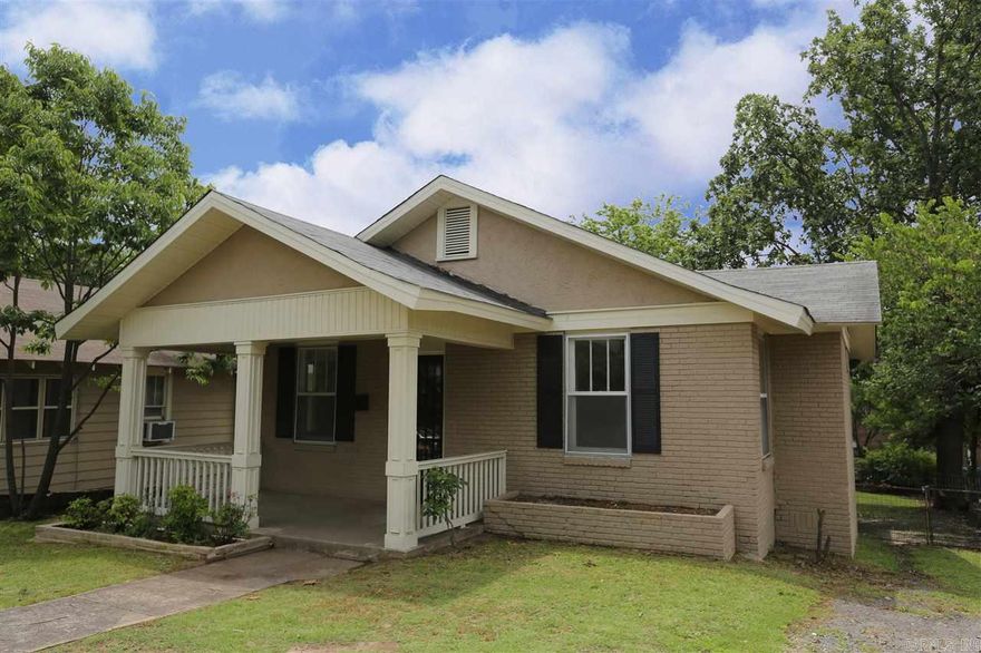 2 Minutes from UAMS. Great 3 bedroom 1 bathroom newly redone. Large living room and dining room combo. Beautiful hardwood floors and the washer and dryer is included. Walking distance to UAMS.