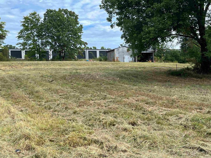 Have you ever wanted a getaway in the middle of town? Well here it is, walking distance to The City Park, fireworks and concerts from your porch. Short drive to Shiloh Marina. No restrictions, just ready for you to make it yours. Dont wait wont last.