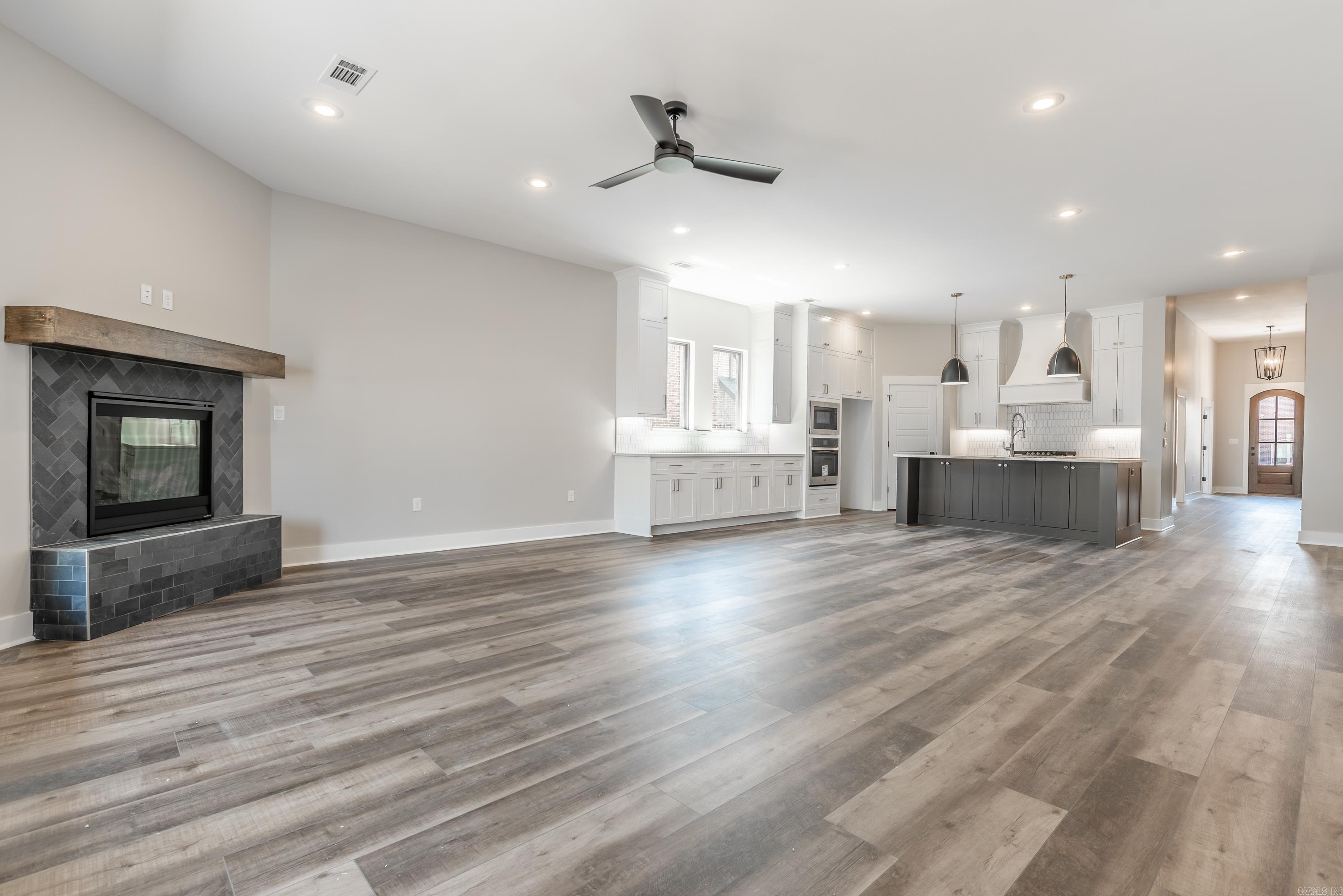 MAJESTIC POINTE - Residential