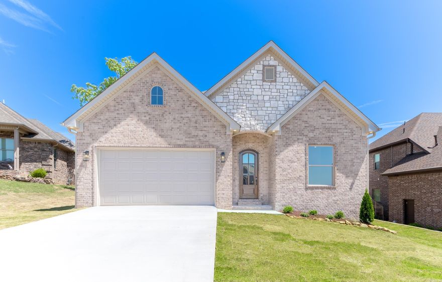 Like new , well maintained home that is move in ready. This beautiful 4 bed 3 full bath home has a 12ft foyer and 10ft ceilings throughout. The kitchen has cabinets to the ceiling,quartz countertops and extra counter space that is great for entertaining. You will love the oversized garage that has space for a work area, golf cart or even a small car. Nice covered patio on the back. This home is in Majestic Pointe with breathtaking views of Pinnacle Mountain. This home is a MUST SEE