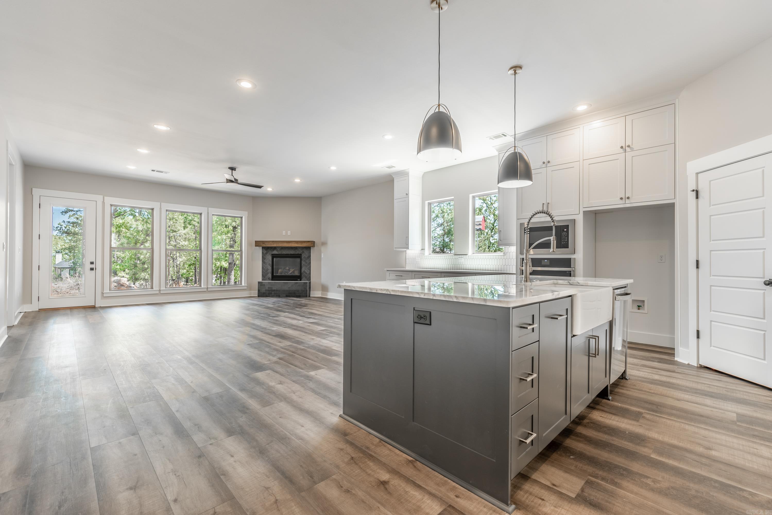 MAJESTIC POINTE - Residential