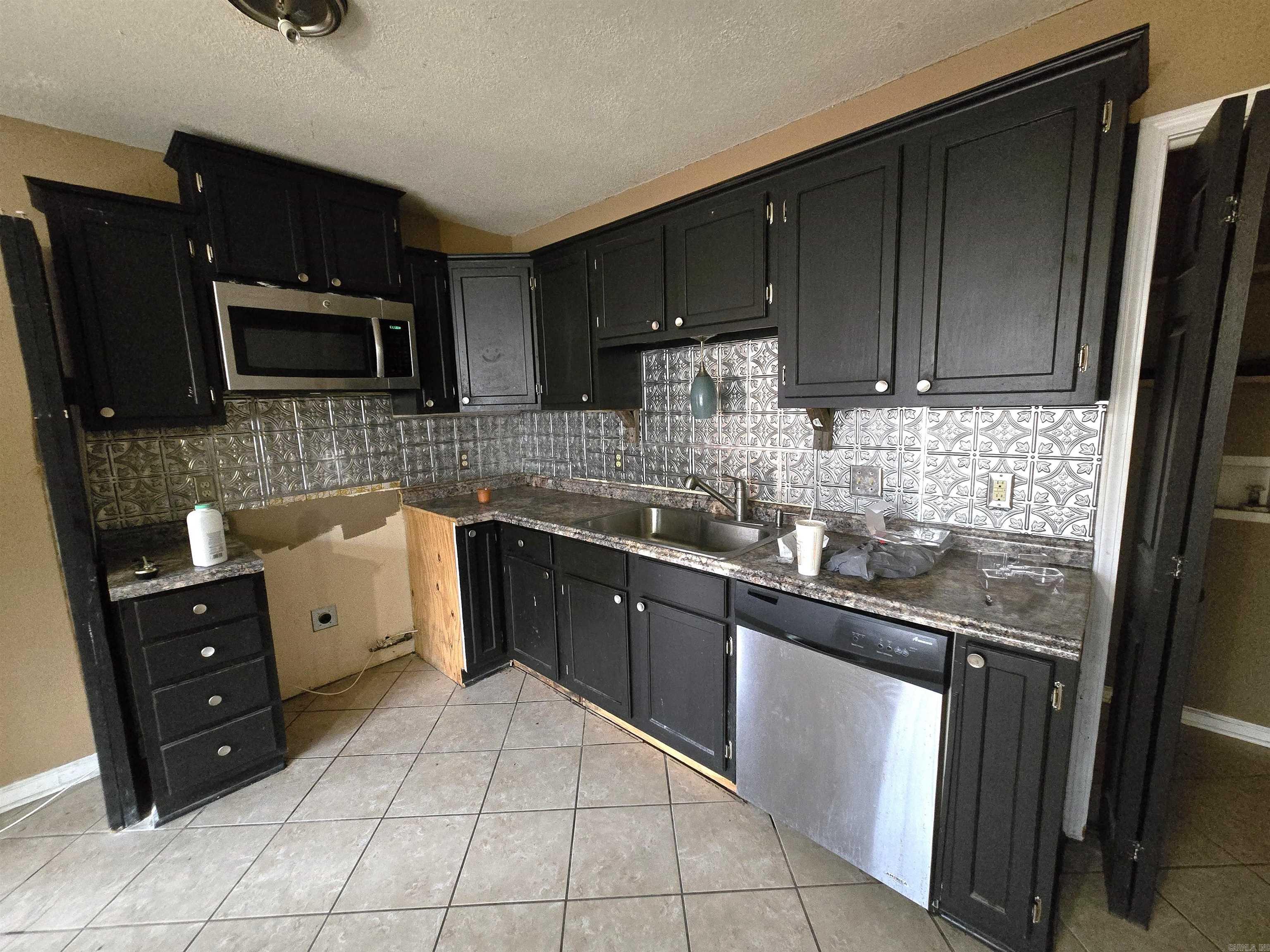 RIVER ROAD ESTATES - Residential