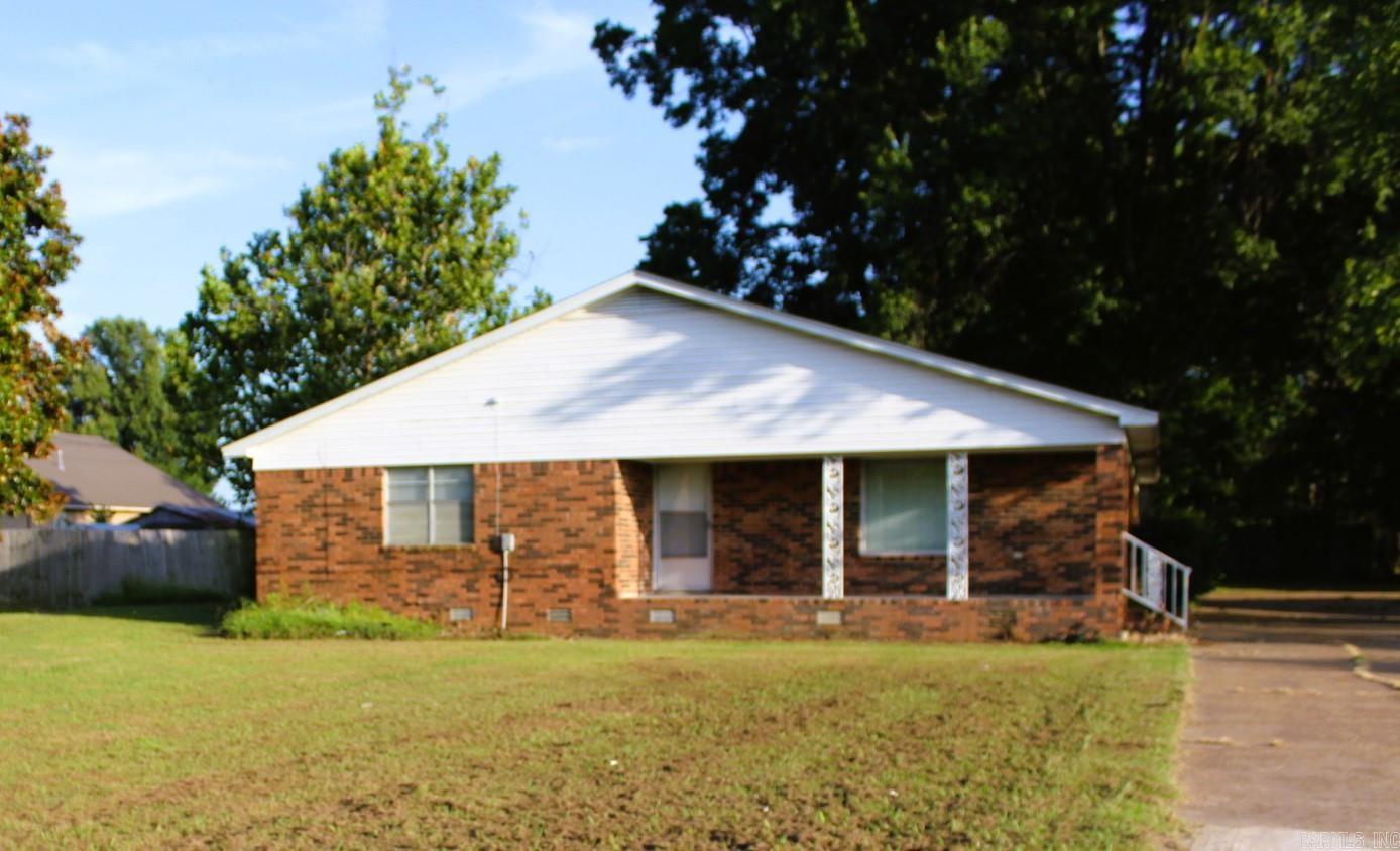 Enjoy the best of both worlds in this cozy two-bedroom, one-bath home located just outside the city limits. Nestled in a peaceful setting, this home offers the quiet and privacy youāve been looking for, while still being just minutes away from shopping, dining, and everyday conveniences. Inside, youāll find a comfortable layout perfect for first-time buyers, downsizers, or anyone seeking a simpler lifestyle. With its inviting atmosphere and ideal location, this property is a rare find that wonāt last long.