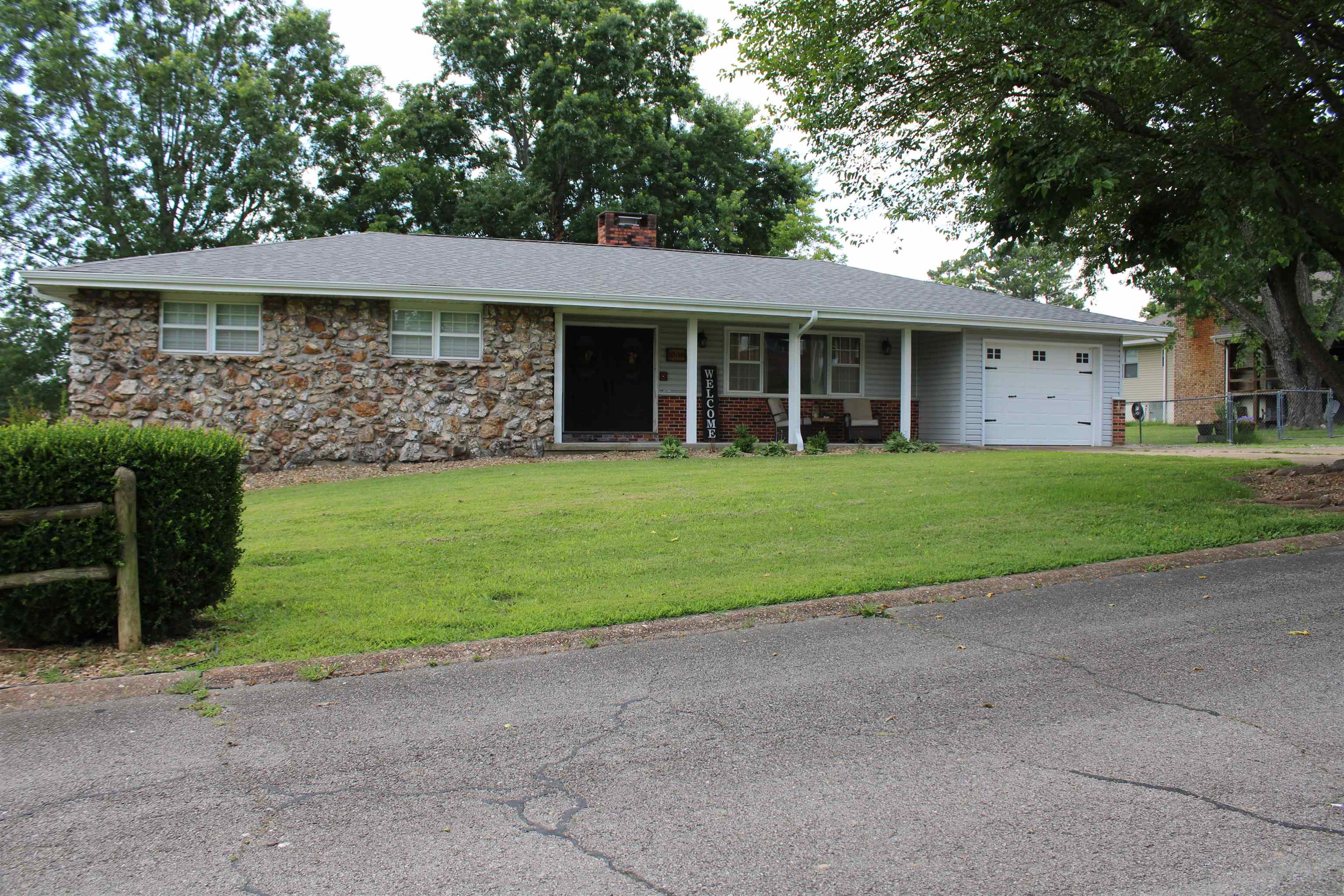 BEAUTIFUL HOME!! This home is located in the heart of Mountain Home and conveniently located close to shopping, medical, employment and parks. Not far from public access to Lake Norfork too! Home has many modern updates and is as clean as a whistle! Covered back deck over looks the spacious back yard and is perfect for those summer cookouts. New Roof in March of 2025. New water heater in Mary of 2025. Home also had new gutters installed in 2024. Inside you will find spacious bedrooms and a Dual sided gas log fireplace in Living room/dining room. Covered front porch and an attached garage. What are you waiting for? Call today to schedule a look.
