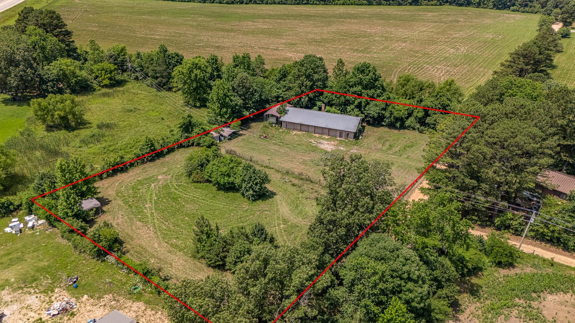 former auto shop with 4 bay doors, metal roof and concrete block building for sale, fenced property, approx 1.65 acres of land across from home for sale, as is sale, estate sale and will be doing an auction of contents