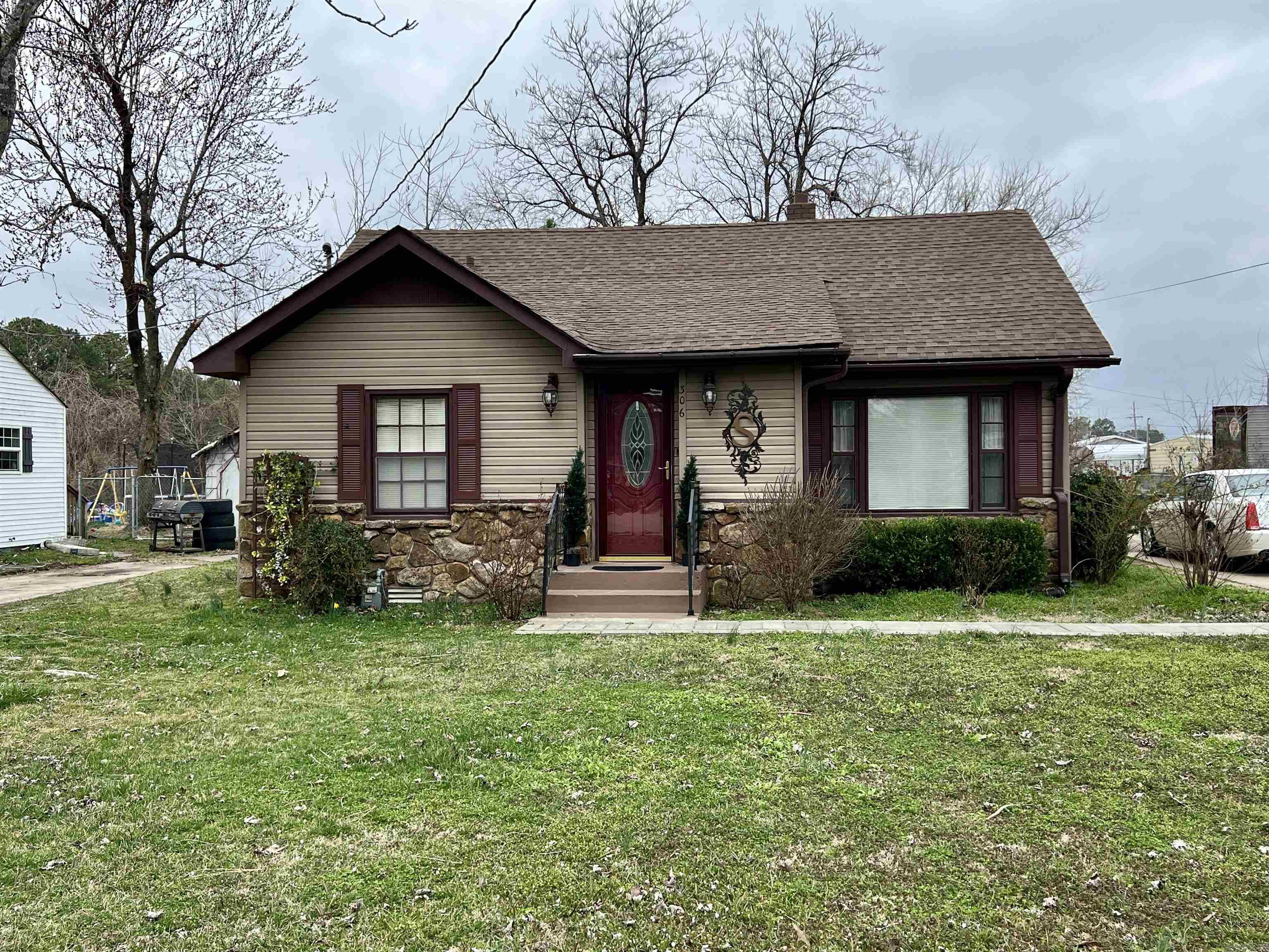 This cozy 1,054 sqft home has 2 bedrooms & 1.5 bathrooms with an additional 255 sqft built on to the home that can be a guest/bonus room. The Guest room has a door that leads to the .19 ac back yard and includes the refrigerator. All the appliances will be staying with the home as well as the washer and dryer. You will not want to miss this home as it is a solid home in a quiet neighborhood right off the highway.