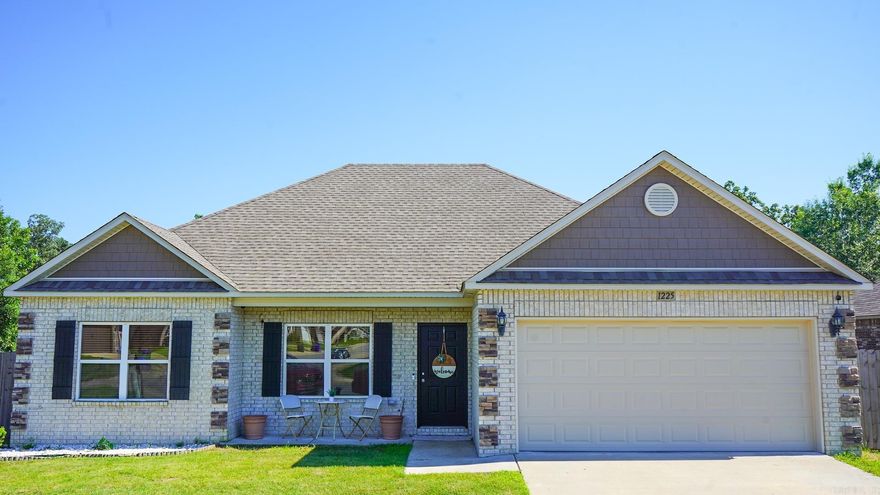 Come check out this adorable 3 bedroom in Conway!  In addition to having Conway Corp utilities and a fully fenced backyard, the owners added a breakfast nook off of the kitchen as well as a covered patio in the backyard. Schedule your showing now, this one won't last long!