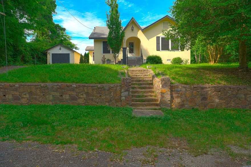 Check out this adorable 2 Bed, 1 Bath located just 5 minutes from the Historic Arlington Hotel! First time home buyers and seasoned investors alike, don't miss this  opportunity. Schedule a tour and get a glimpse of what home could be! The backyard is spacious and also offers privacy!