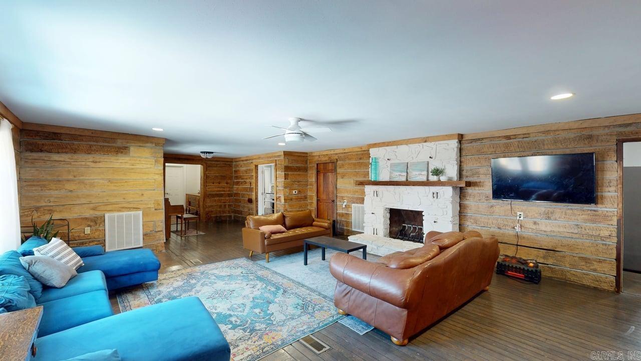 BEAR'S DEN - Residential