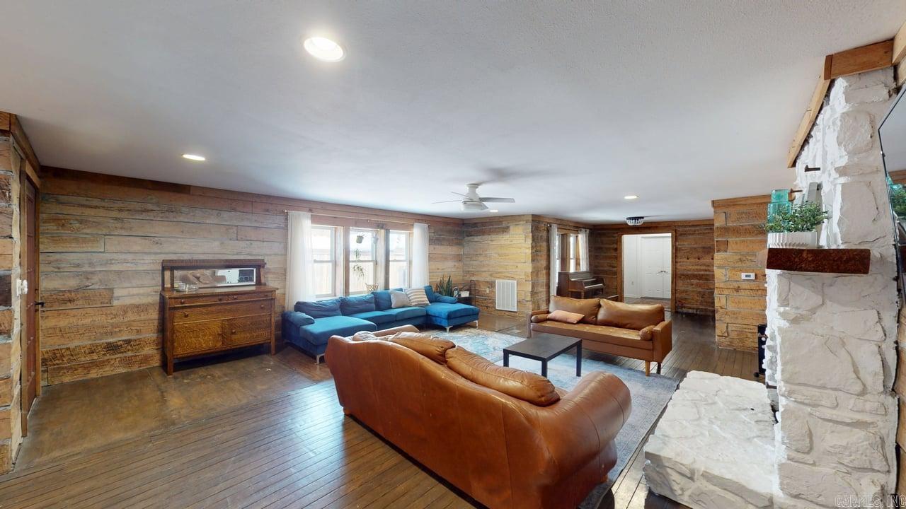 BEAR'S DEN - Residential