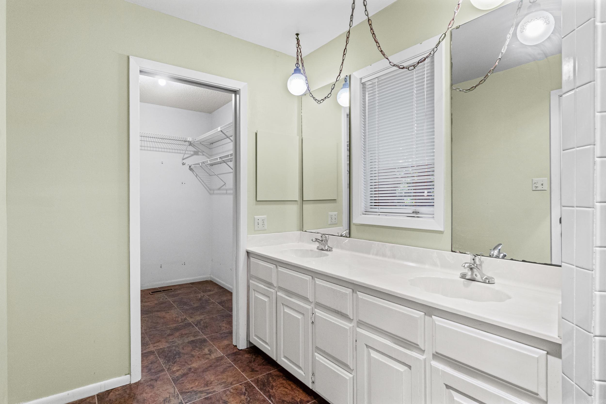 BAYWOOD - LAKE - Residential