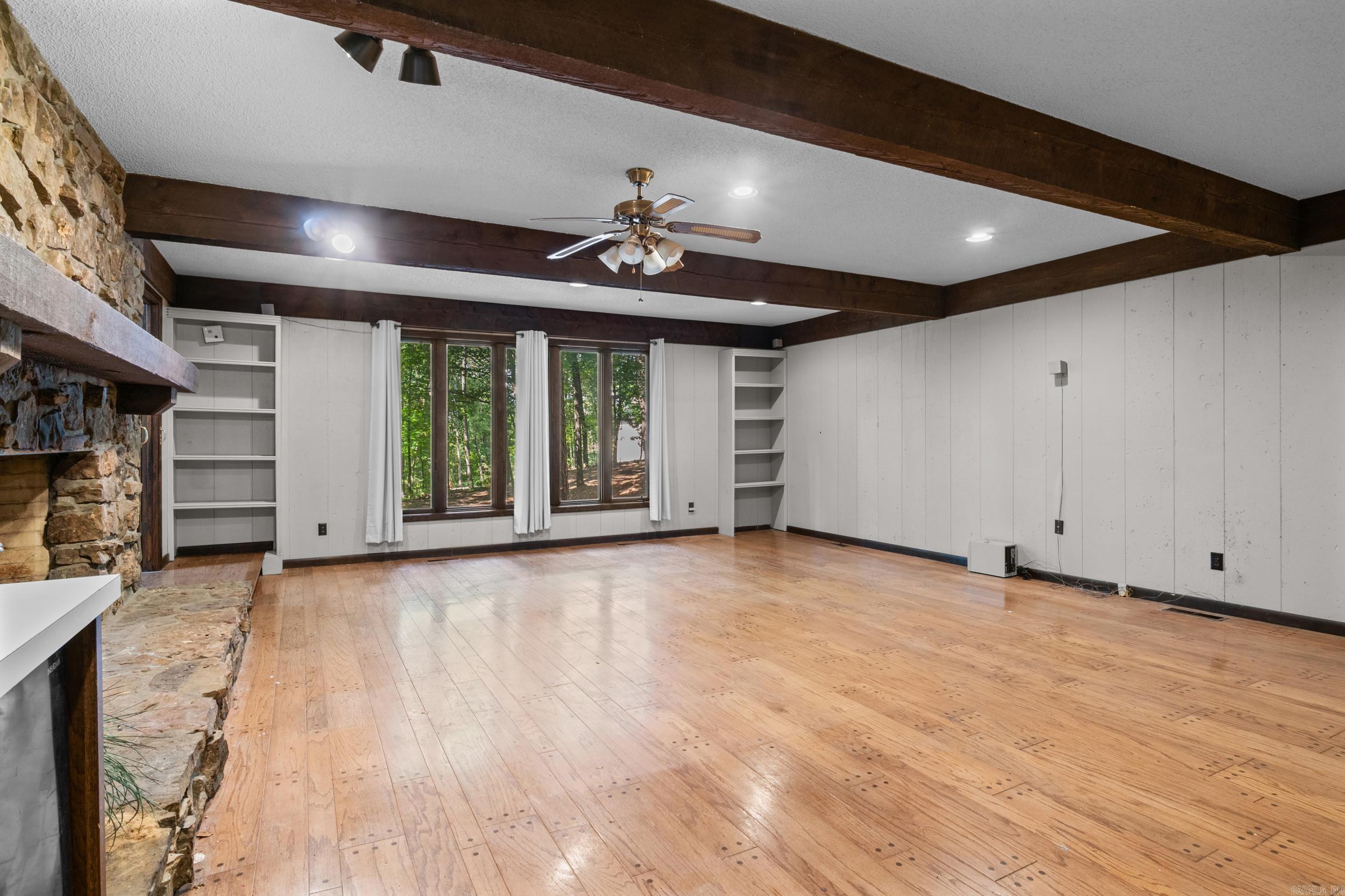 BAYWOOD - LAKE - Residential