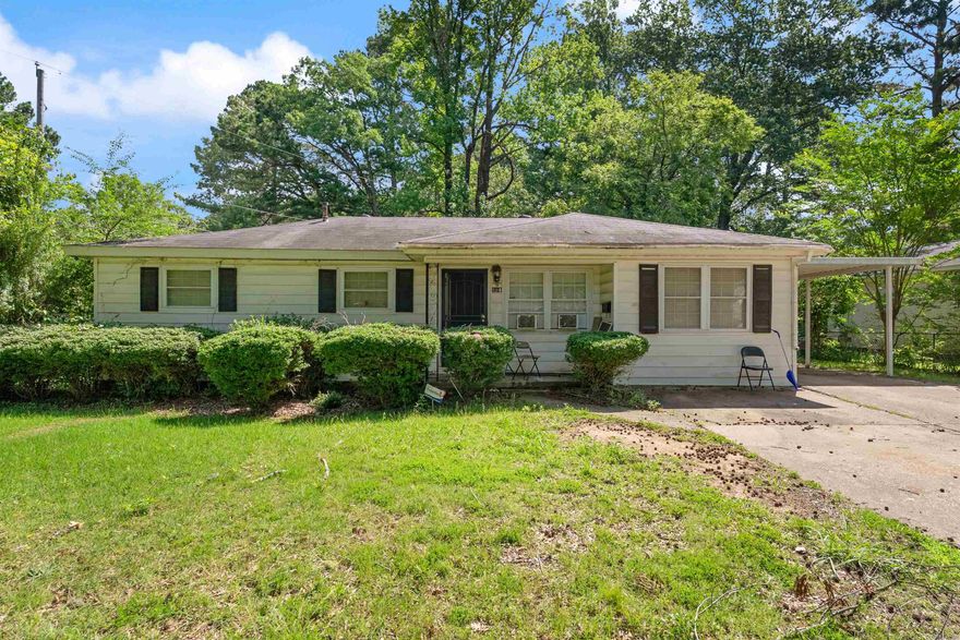 Turn key investment property, with long term tenants. Please do not disturb them if possible. Lease is now month to month.