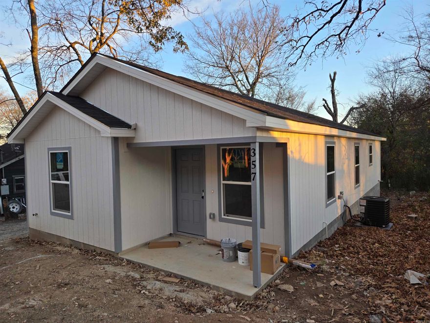 Discover this beautiful new construction currently underway in Hot Springs, Arkansas, offering an ideal combination of style, efficiency, and affordability. Located just minutes from restaurants, shopping, and the historic downtown area, this modern patio home features a thoughtful design that embodies contemporary living.  With its attractive Smart Siding and stylish modern colors, this home will provide impressive curb appeal. Inside, you'll find sleek flooring, exquisite granite countertops, and an open layout that promotes comfortable living. Perfectly suited for those who value both aesthetics and practicality, this 3-bedroom, 2-bath home invites you to enjoy a lifestyle of comfort.  Experience the vibrant atmosphere of Hot Springs, known for its iconic bathhouses and rich history. Don’t miss your chance to make this inviting patio home your own and embrace all the relaxation and excitement that this renowned city has to offer!