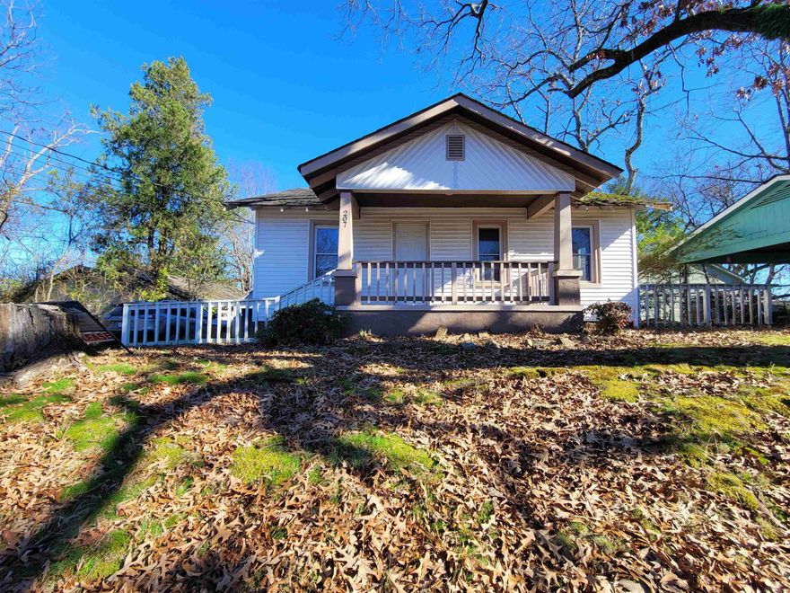 THIS BEAUTIFUL HOME IS LOCATED IN THE HEART OF HOT SPRINGS.  HAS AN OPEN CONCEPT AREA WITH ADDITIONAL STORAGE IN THE BASEMENT.  HAS AN FENCED YARD WITH DRIVE THROUGH ACCESS. CALL TODAY TO SET UP YOUR PRIVATE SHOWING.