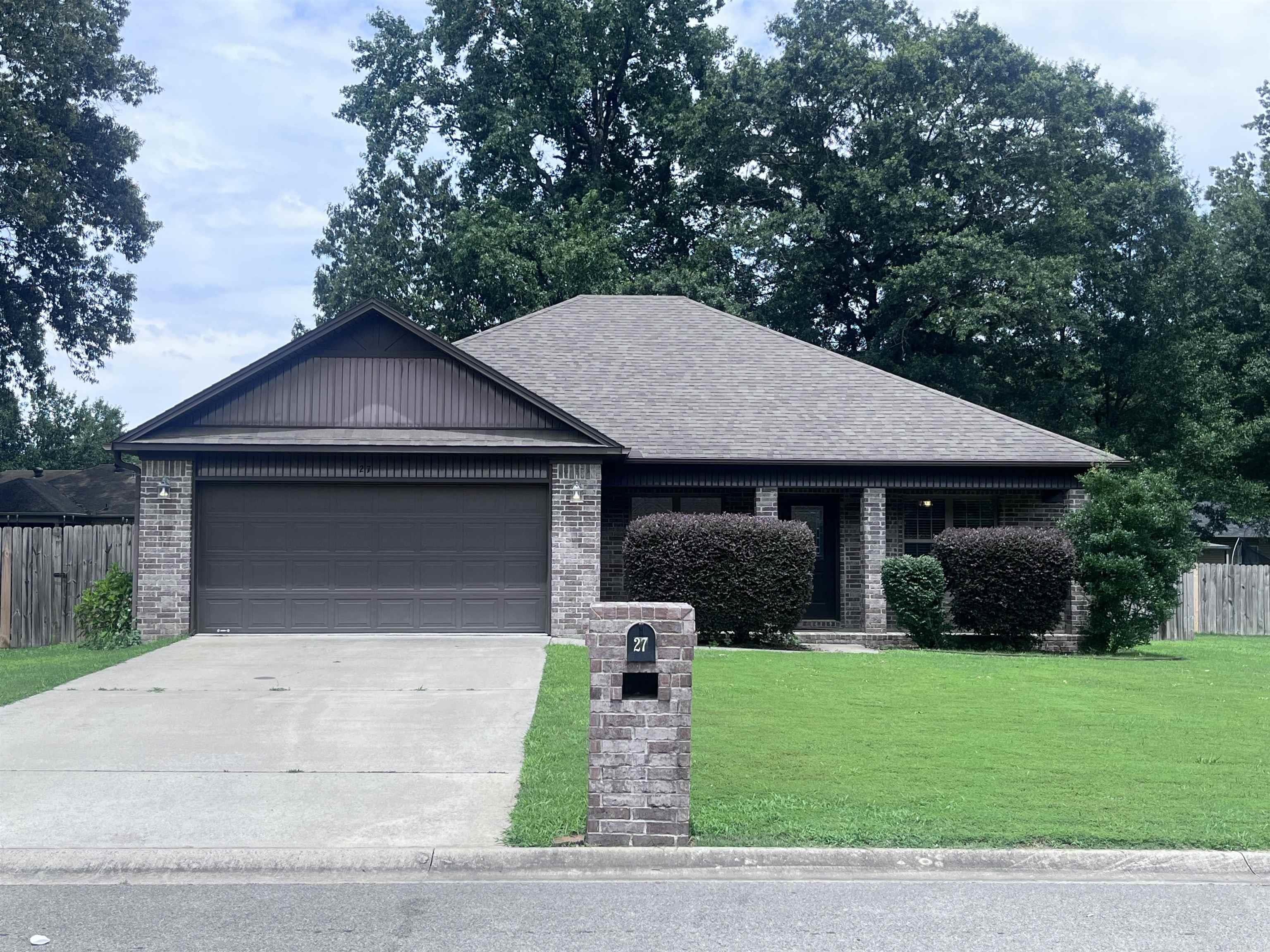 Charming 3 bedroom, 2 bathroom house on a quiet cul-de-sac. Beautifully landscaped shrubbery and front porch perfect for relaxing. Minutes from the interstate and within walking distance to schools, ballfields and parks. This split floorplan house has high ceilings, white cabinetry, large-cut tile floors, separate laundry room and a glass storm door. REFRIGERATOR & WASHER INCLUDED. Master bedroom has a tray ceiling, and the bathroom has dual vanities, soaker tub, separate shower, and walk-in closet with built-in shelving. The backyard has a large concrete patio and privacy fence make it a great home for hosting friends or unwinding at the end of the day. This perfectly located house will not be on the market long! **Edge Realty is proud to offer deposit-free living to qualified renters through Obligo! We understand that moving costs can add up, so we want to extend financial flexibility to our residents. Learn more about the benefits of deposit-free living with Obligo at myobligo. com.