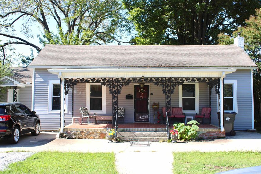 Welcome to 202 E Walnut, a charming abode nestled in the heart of Walnut Ridge, Arkansas. This delightful property, with its 3 bedrooms and 2 bathrooms, offers a perfect blend of cozy living and modern convenience, all wrapped up in a beautifully designed, open-concept layout.