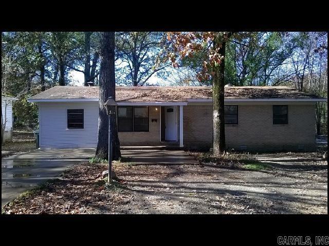 *SOUTHWEST LITTLE ROCK* COZY HOME LOCATED IN LYNDELL ACRES NEIGHBORHOOD!! This 3 Bedroom And 1.5 Bath Home Is Located On A Spacious Corner Lot! Range And Dishwasher Provided In Kitchen! Washer/Dryer Hookups! PET FRIENDLY!! AVAILABLE LATE JULY 2025!!!