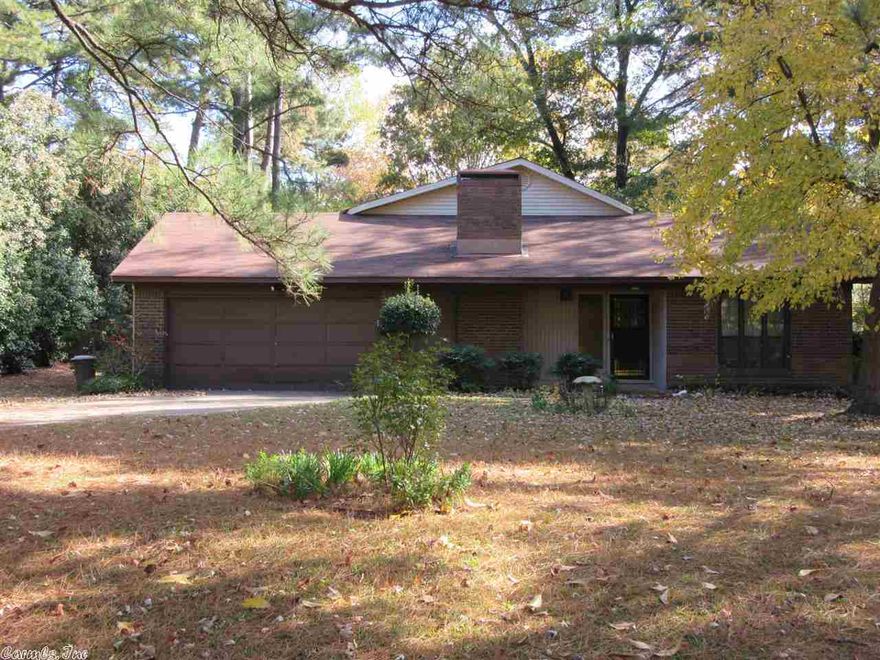 GOOD HOME IN QUIET  AREA OF SHANNON HILLS WITH DOUBLE LOT!! WBFP WITH GAS LOGS!! APPLIANCE FILLED KITCHEN! 3 PATIO DOORS ENTER INTO LARGE SCREENED PATIO!! LARGE EXTRA ROOM COULD BE 3RD BEDROOM IF NEEDED! SEE AGENT REMARKS!