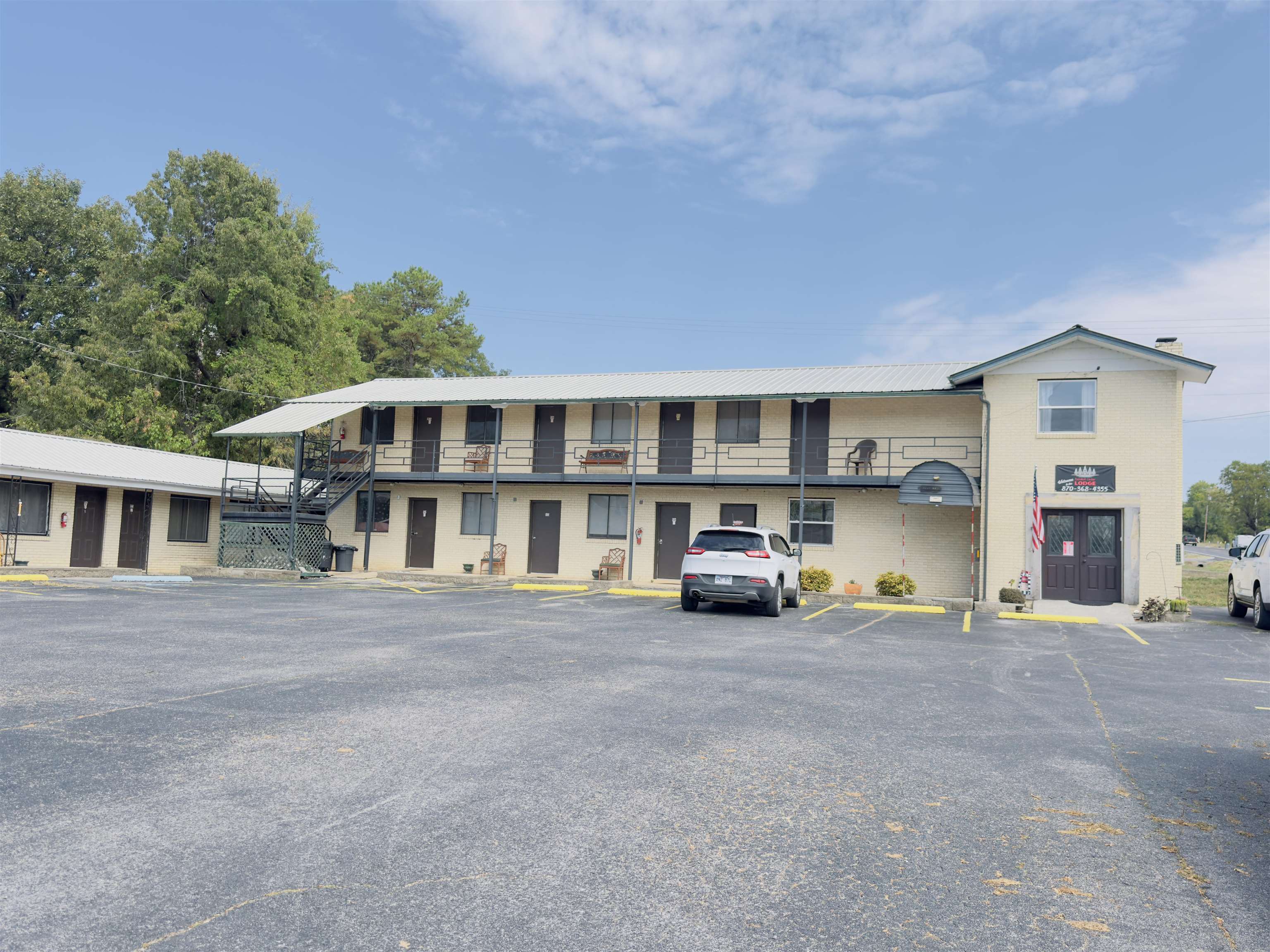 Main image without alt text