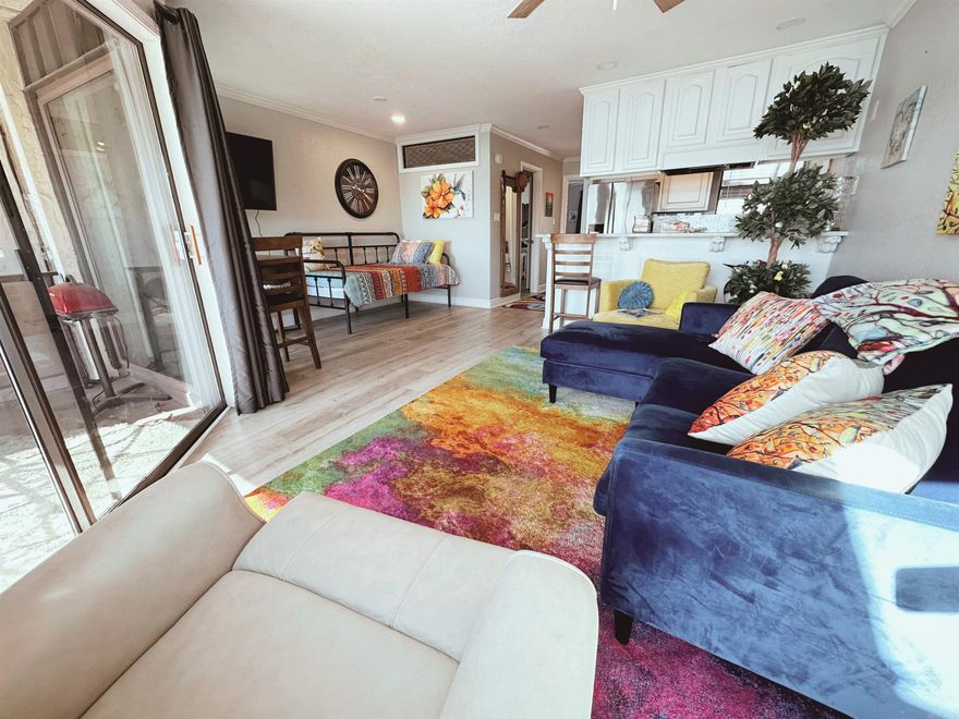 1 bedroom furnished condo on Lake Hamilton! Check out this bright, beautifully decorated, fully furnished condo overlooking Lake Hamilton! All utilities included! Private deck. Swimming Pool.   $1800/month $1500 Security Deposit $100 Application Fee