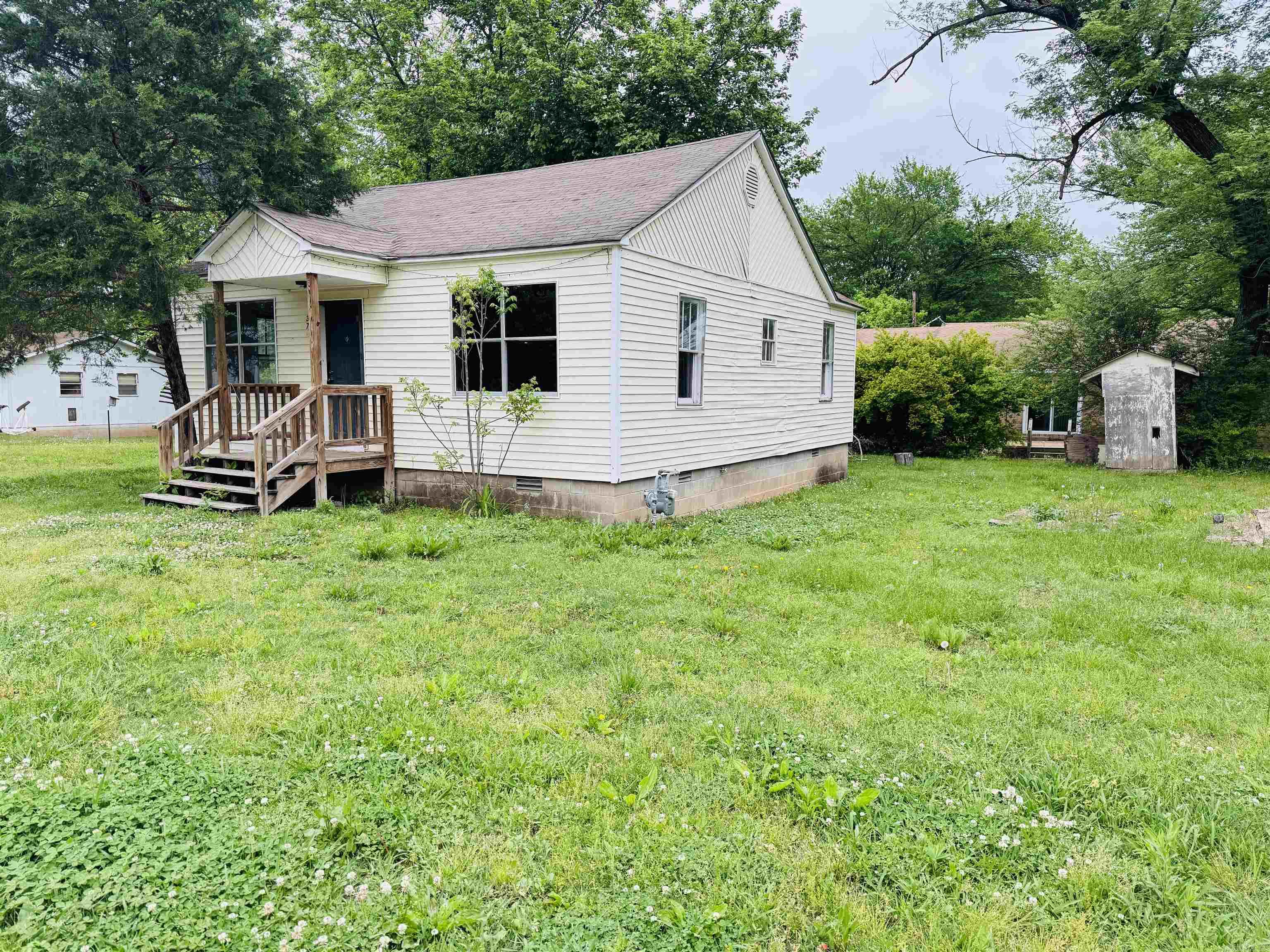 Looking for a project with great potential? This 2-bedroom, 1-bathroom home, located in the heart of Melbourne, Arkansas, is priced to sell and offers an excellent opportunity for investors, flippers, or anyone ready to roll up their sleeves and build equity. Situated in town and close to schools, shops, and restaurants, the location is ideal for rental income or future resale. While the property needs repairs and cleanup, itās a true handyman special with plenty of promise. With a little vision and effort, this home could be transformed into a charming residence or a smart rental investmentāperfect even for a college student in the growing Melbourne market. Offered at just $59,900.