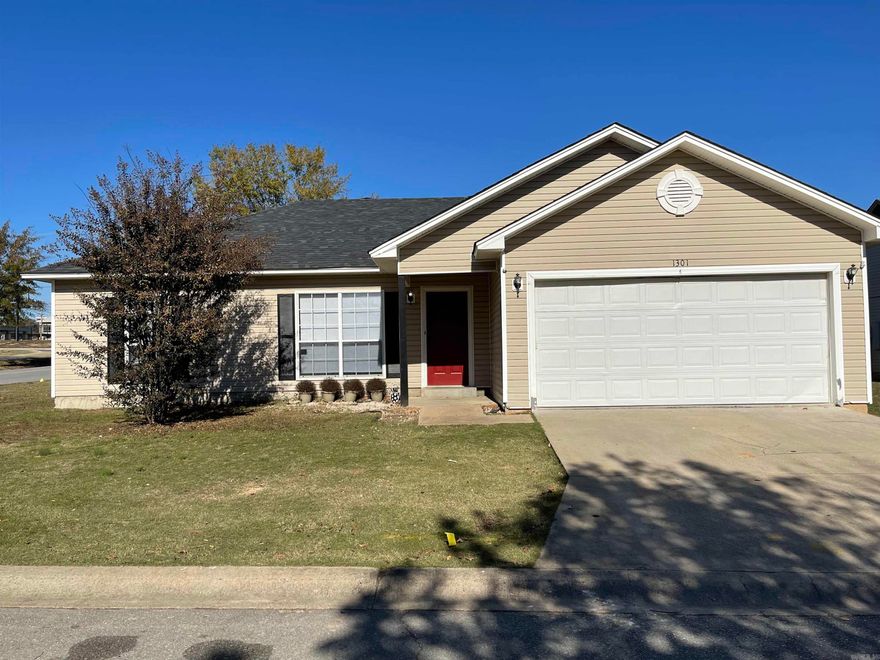 Cute 3BR 2BA home on corner lot with fenced backyard. Conveniently located within walking distance of Benton Schools. Open split floor plan with tile floors. Features new stove and dishwasher. Roof is less than five years old.