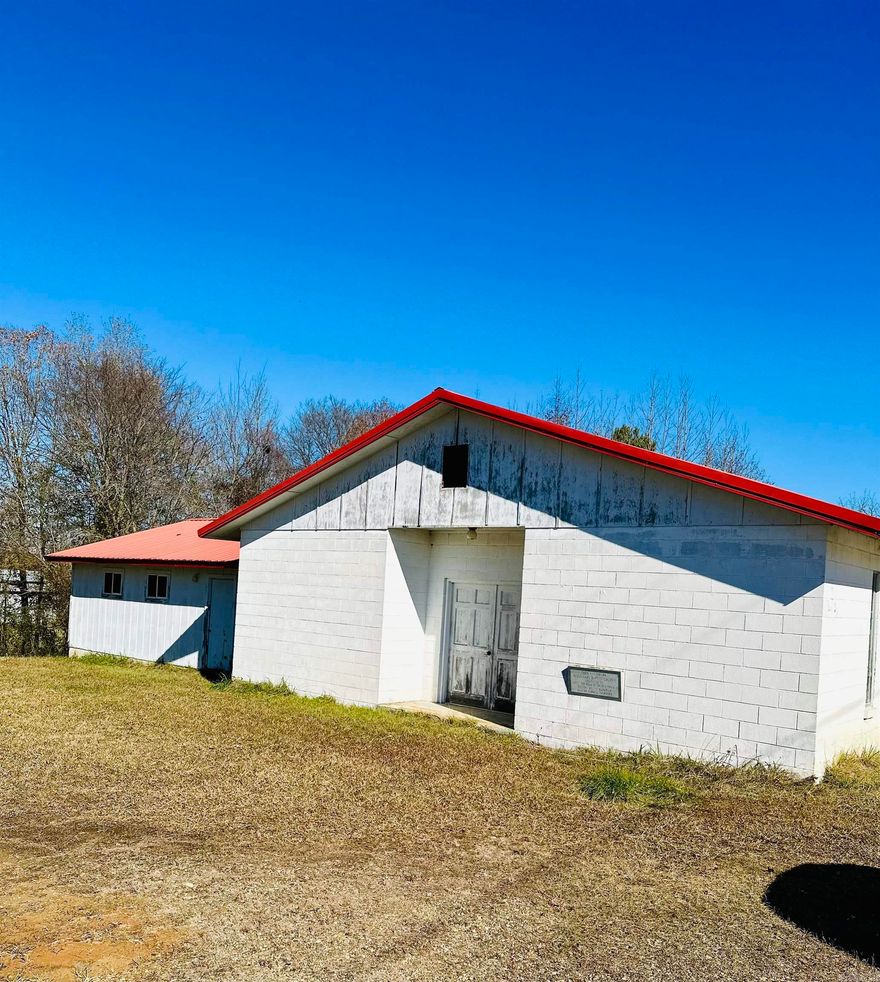 This build is a good solid structure. Two main rooms 34x64 and 24x30 giving plenty of space to flip to a rental property. Close to Lake Greeson, Little Missouri River and Albert Pike recreational area.