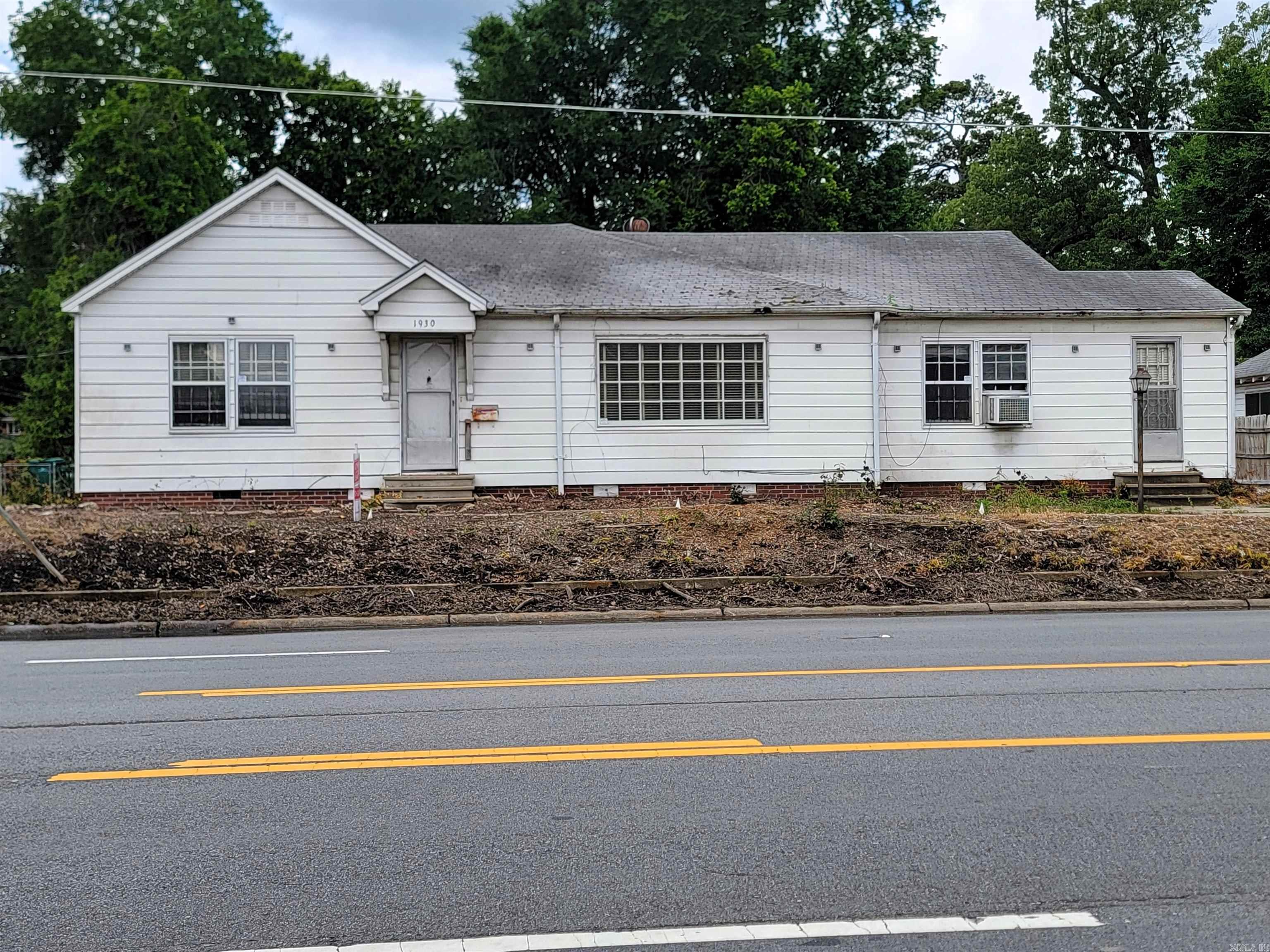 This spacious duplex sits on a large corner lot in a high-traffic area, offering excellent visibility and long-term value. It just needs a little cosmetic updating to really shine. Original harwood floors throug out! Each unit offers flexibility for rental income or multi-generational living. Whether you're an investor looking to expand your portfolio or a homeowner hoping to live in one unit and rent the other, this property is full of potential. The large lot provides room to grow, and the location offers easy access to local amenities, schools, and commuter routes. Donāt miss your chance to transform this well-located duplex into something truly special. Schedule your showing today!